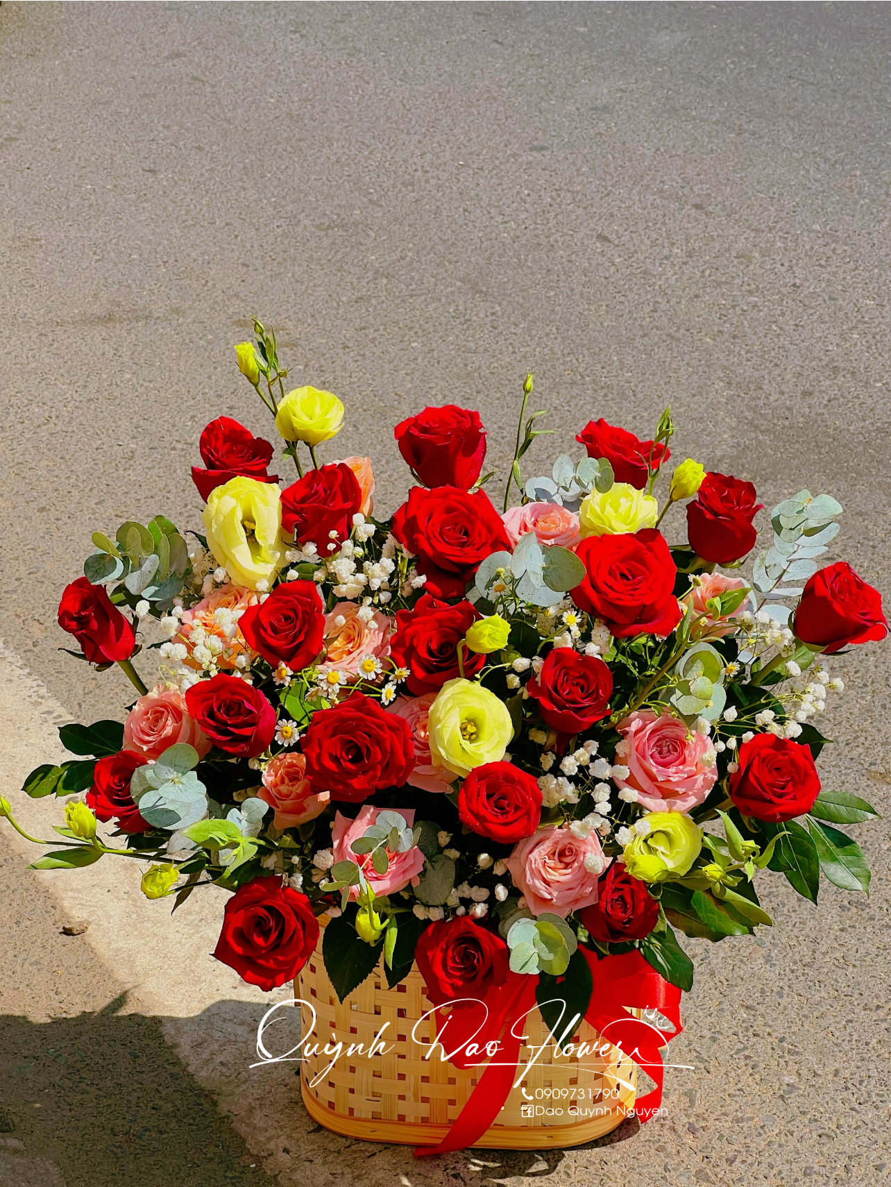 Giỏ hoa hồng đỏ mix cát tường 