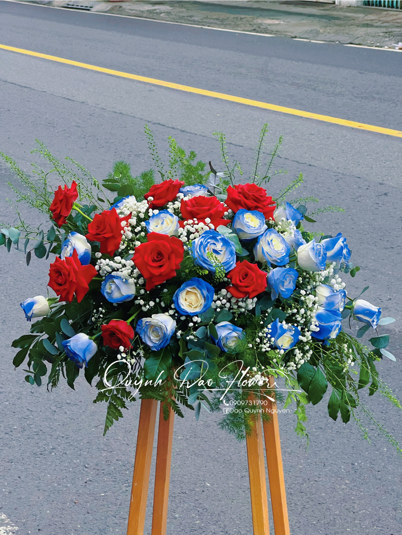 Bát hoa để bục phát biểu xanh dương 
