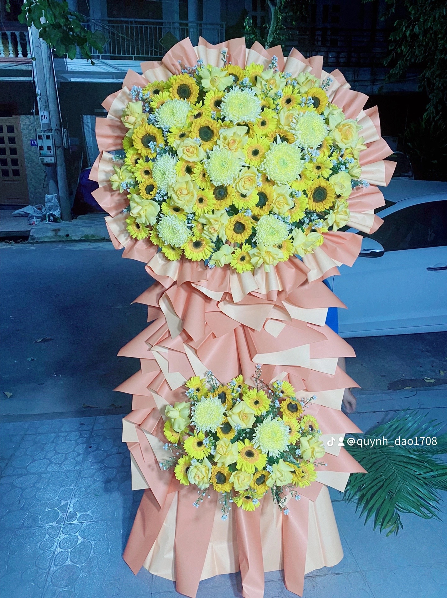 Kệ hoa khai trương tone màu vàng sang trọng 
