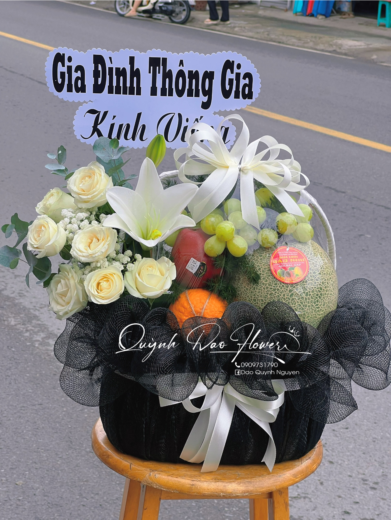 Giỏ trái cây viếng kèm hoa thủ Đức 