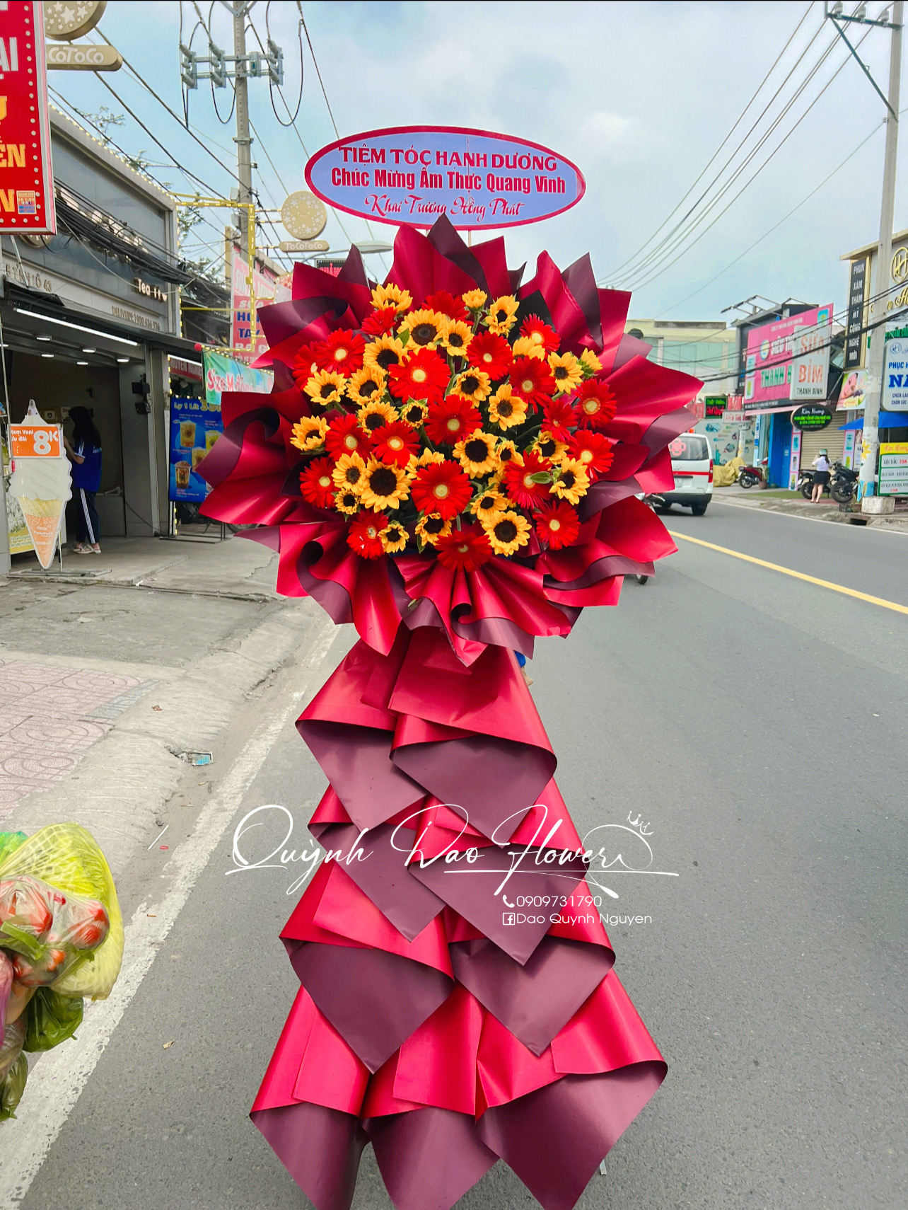 Kệ khai trương hướng dương mix hoa đồng tiền 