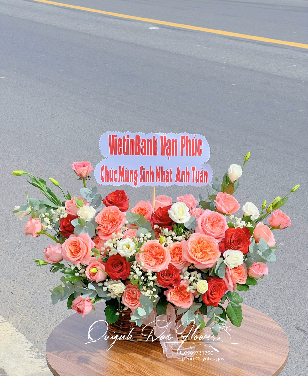 Giỏ hoa màu cam tặng khách nam