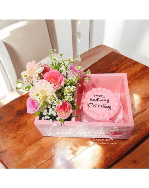 Set hoa và bánh màu hồng 