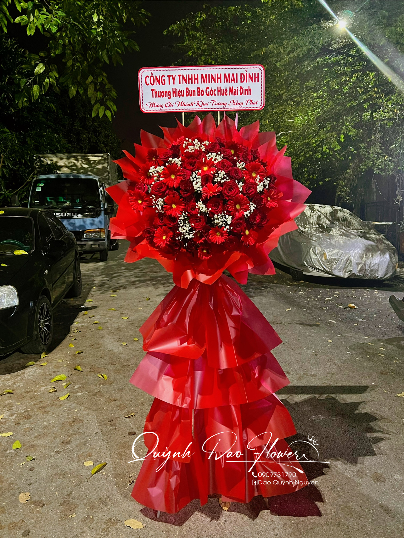 Kệ khai trương màu đỏ cho công ty