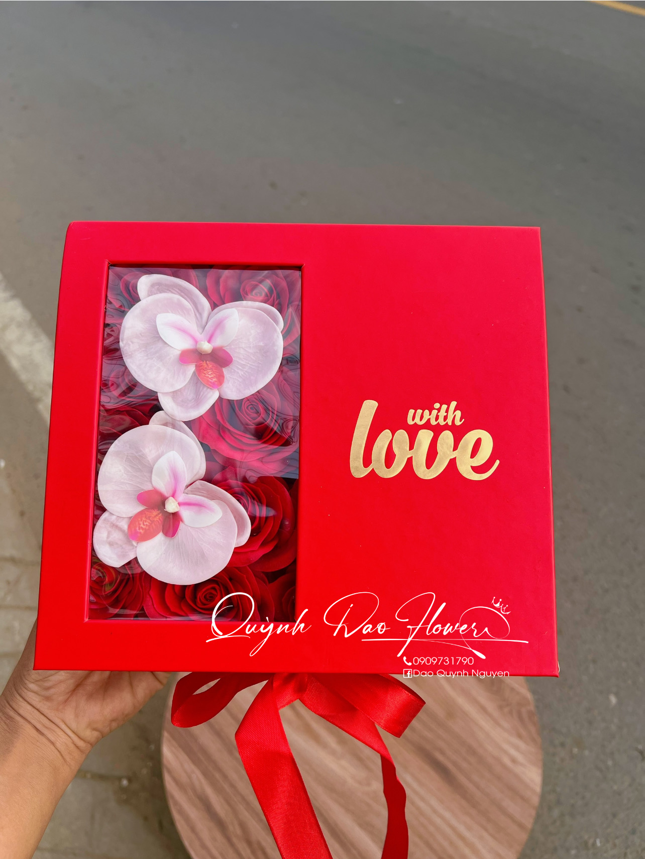 Hộp hoa sáp cao cấp kèm quà tặng, tiền tại Sài Gòn