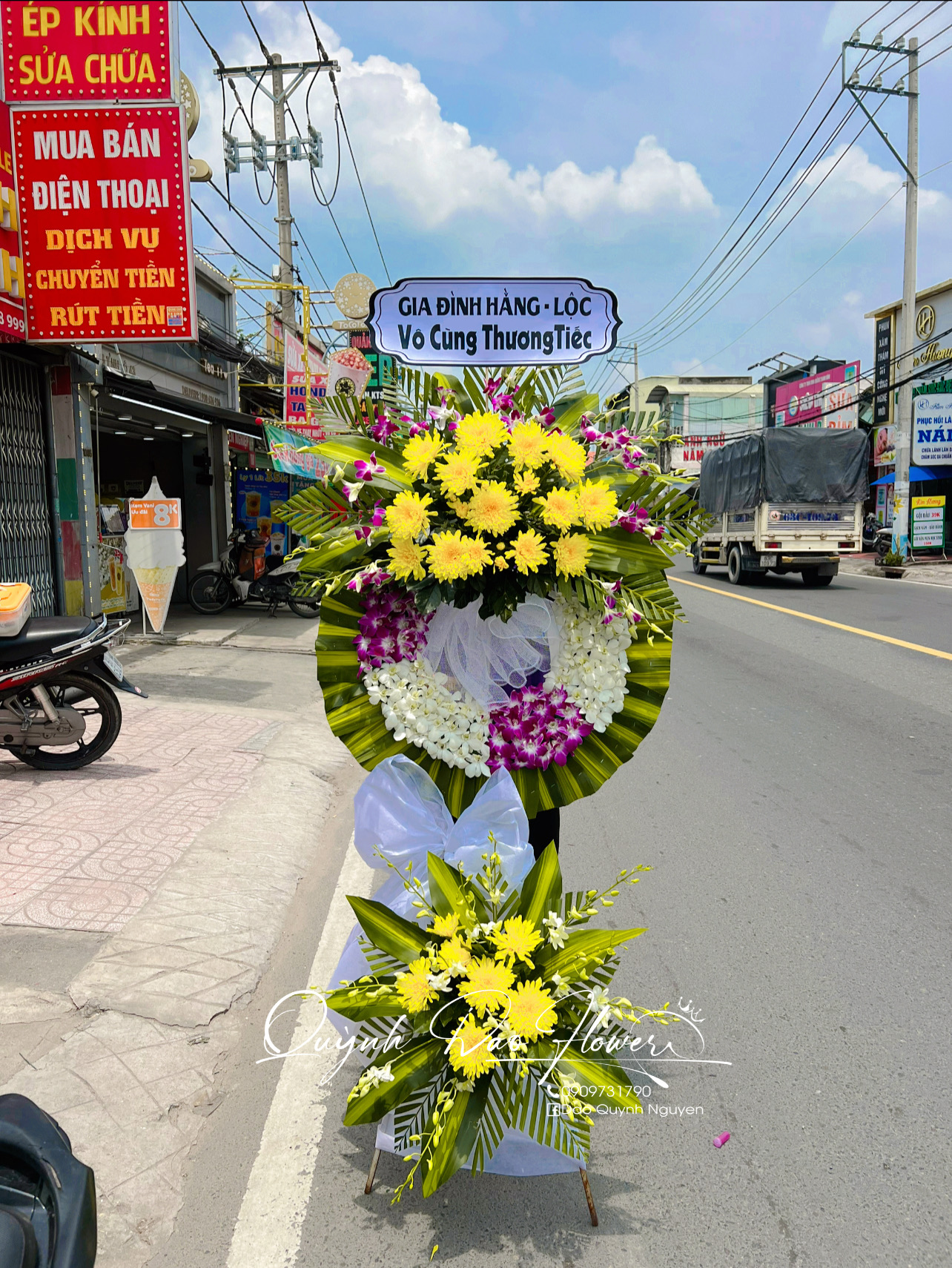 Kệ viếng lan mix cúc vàng 