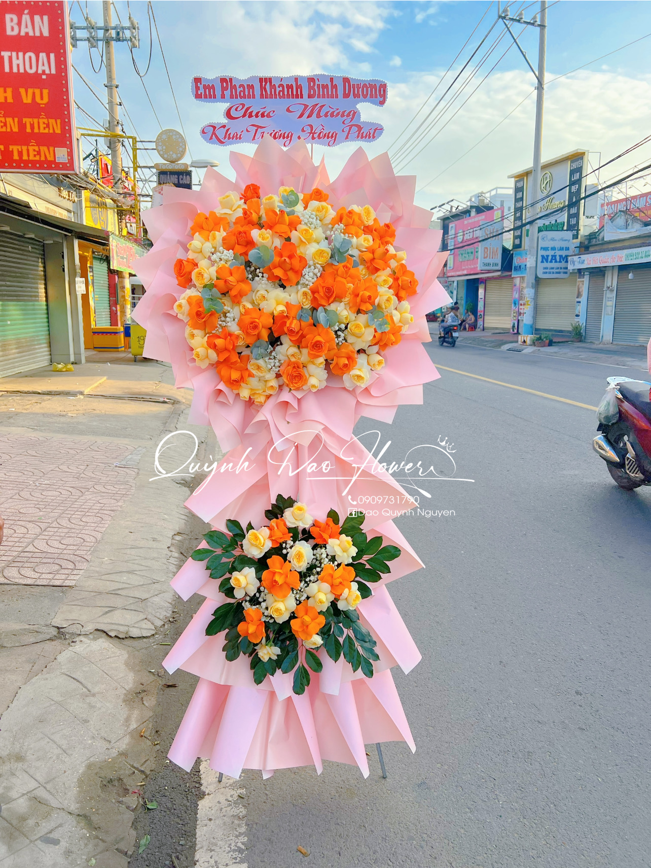 Kệ hoa khai Trương linh trung 