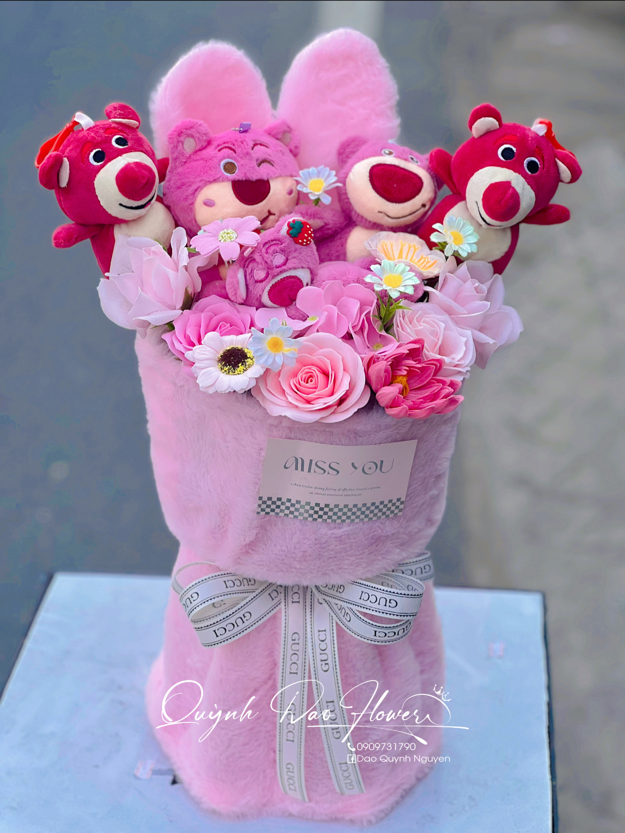 Bó hoa gấu dâu mix hoa sáp cao cấp 