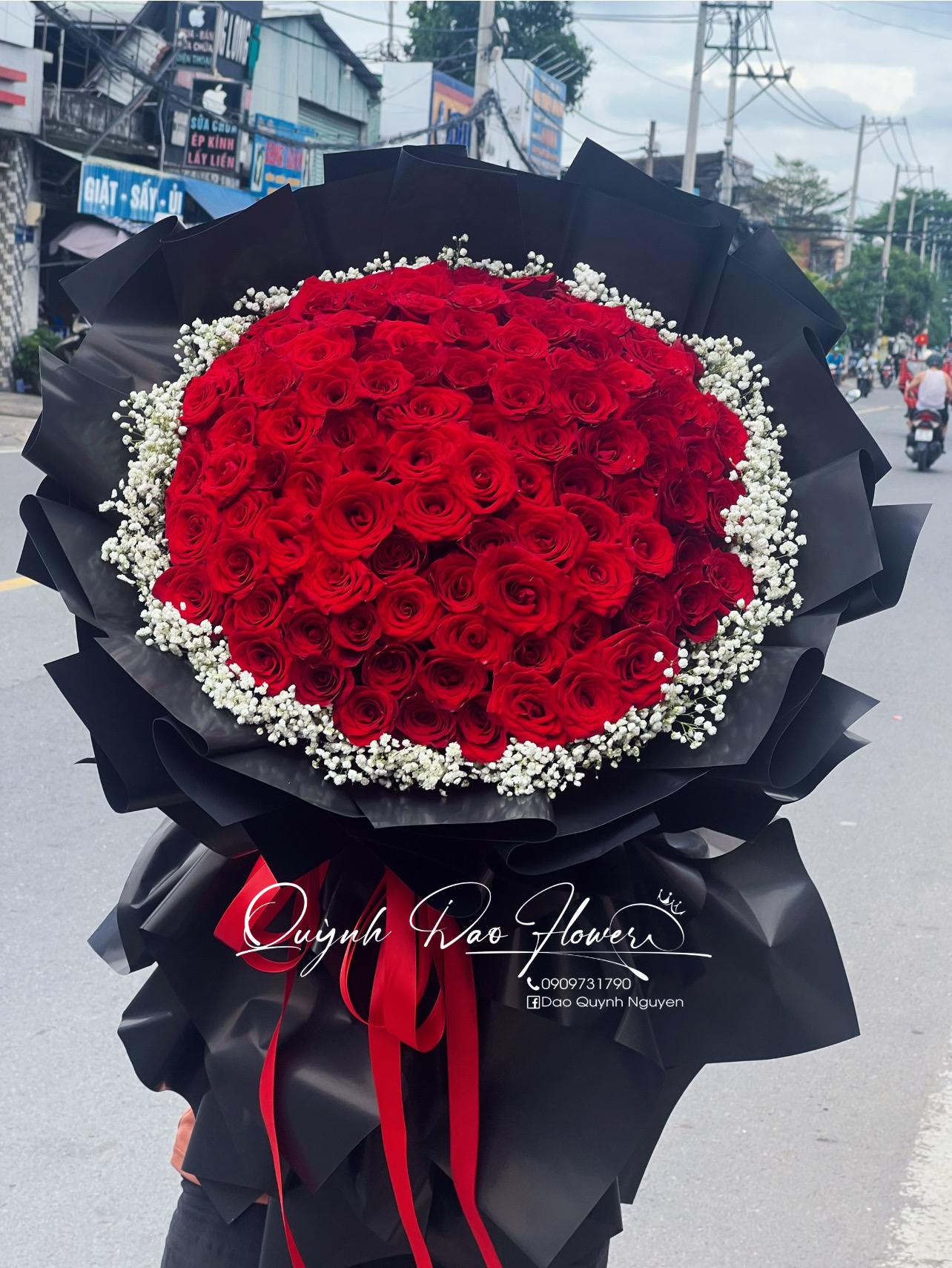 Bó hoa hồng đỏ tròn viền bi