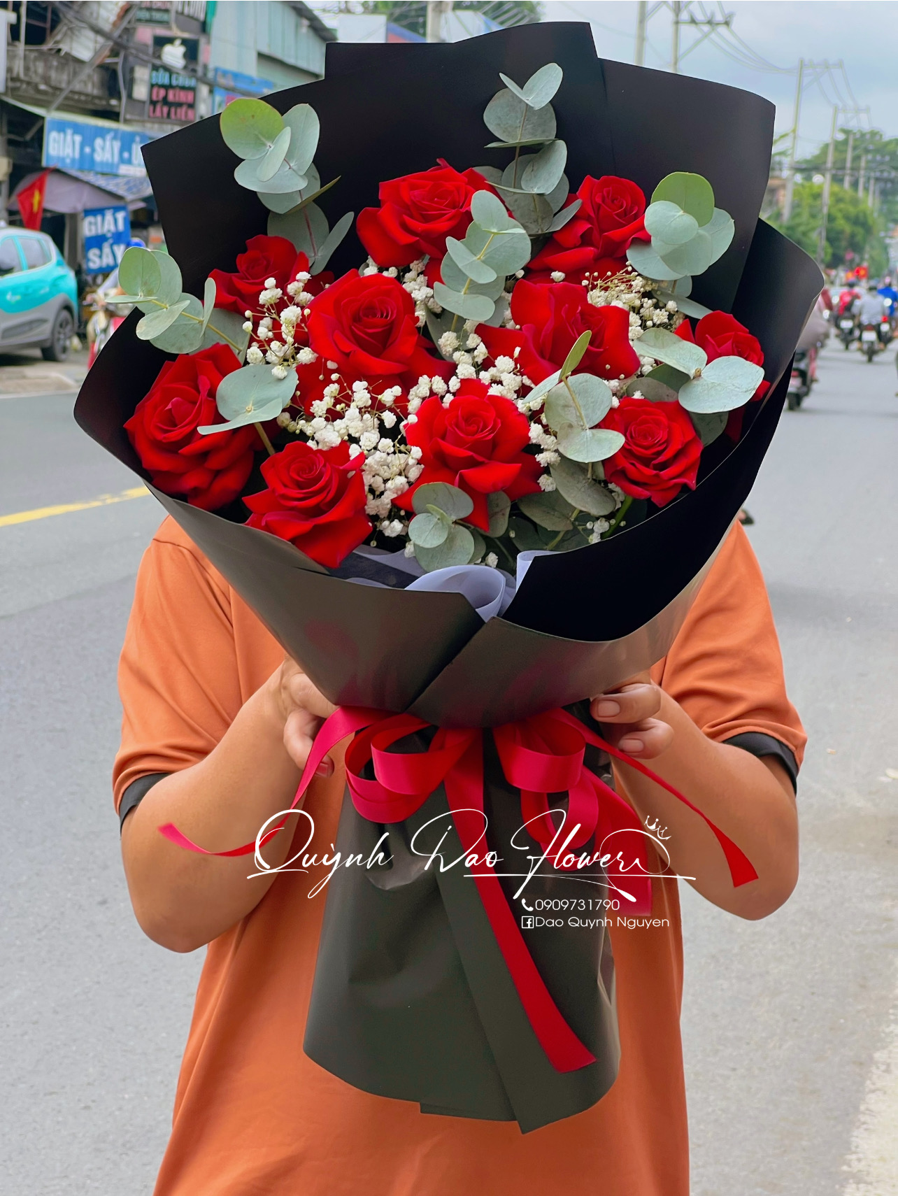Bó hoa hồng đỏ đen sang trọng thủ Đức 