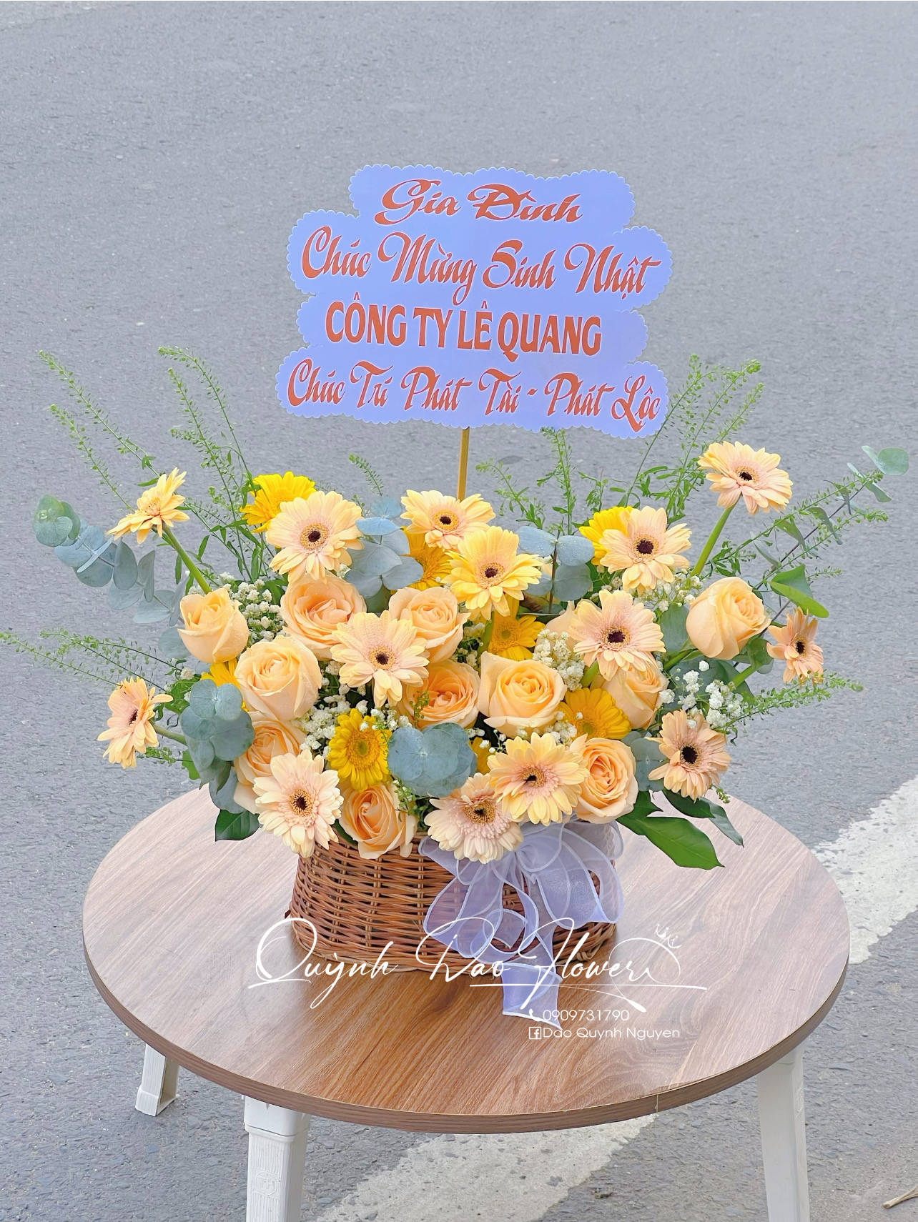 Giỏ hoa sinh nhật tone vàng 