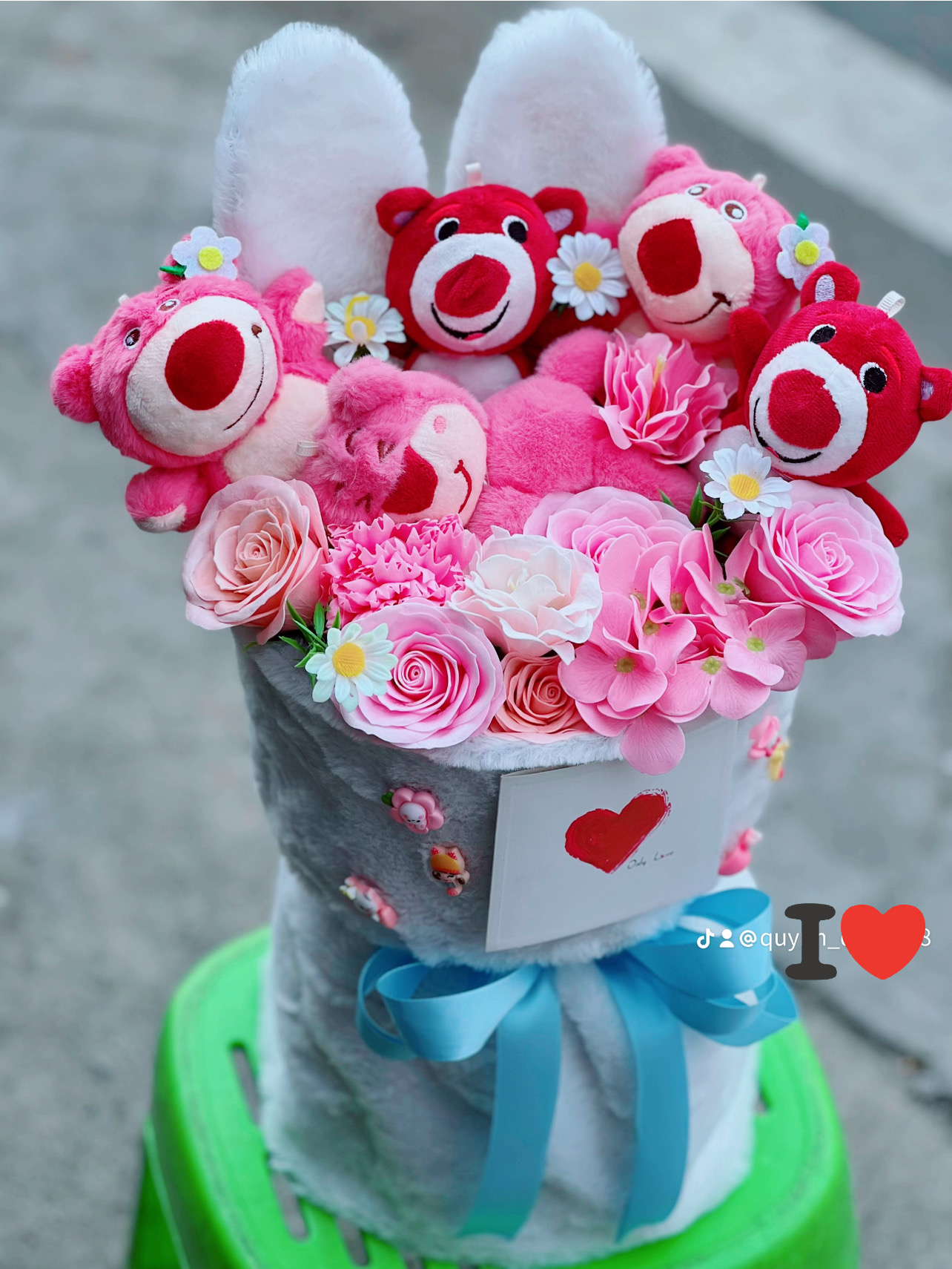 Bó hoa full gấu dâu tai thỏ dễ thương 