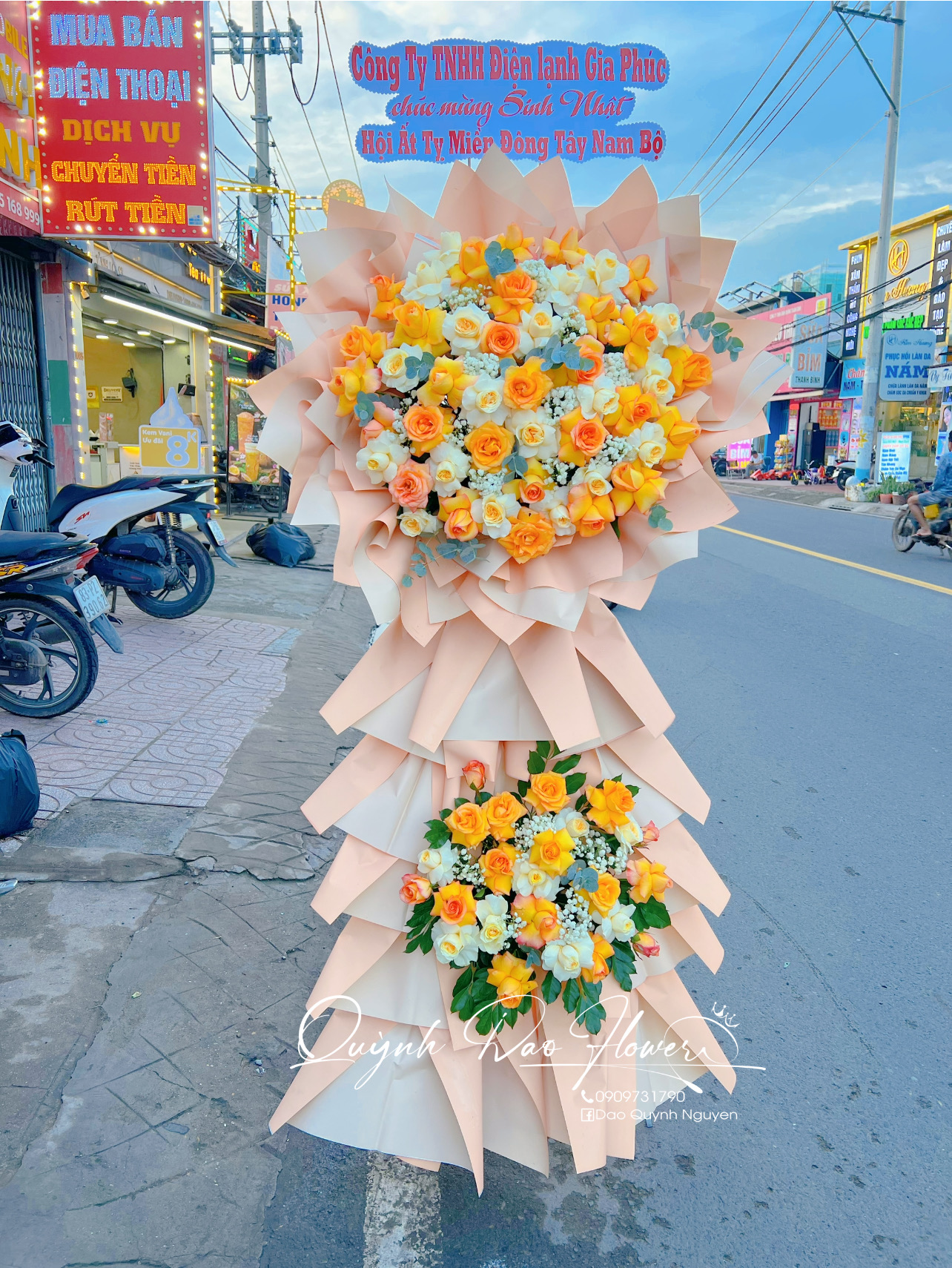 Kệ khai trương vàng cam to đẹp tại Thuận an 