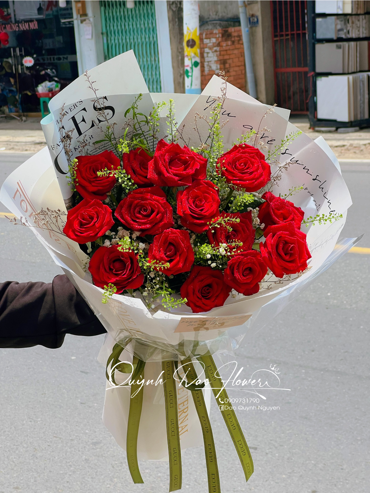 Bó hoa hồng đỏ gói đơn giản