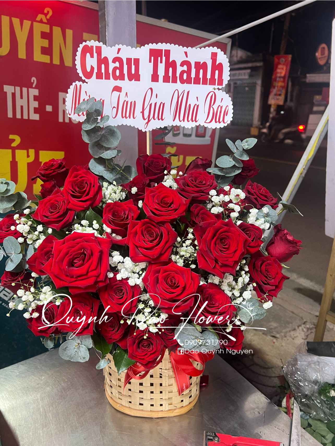 Giỏ hoa đỏ nhung