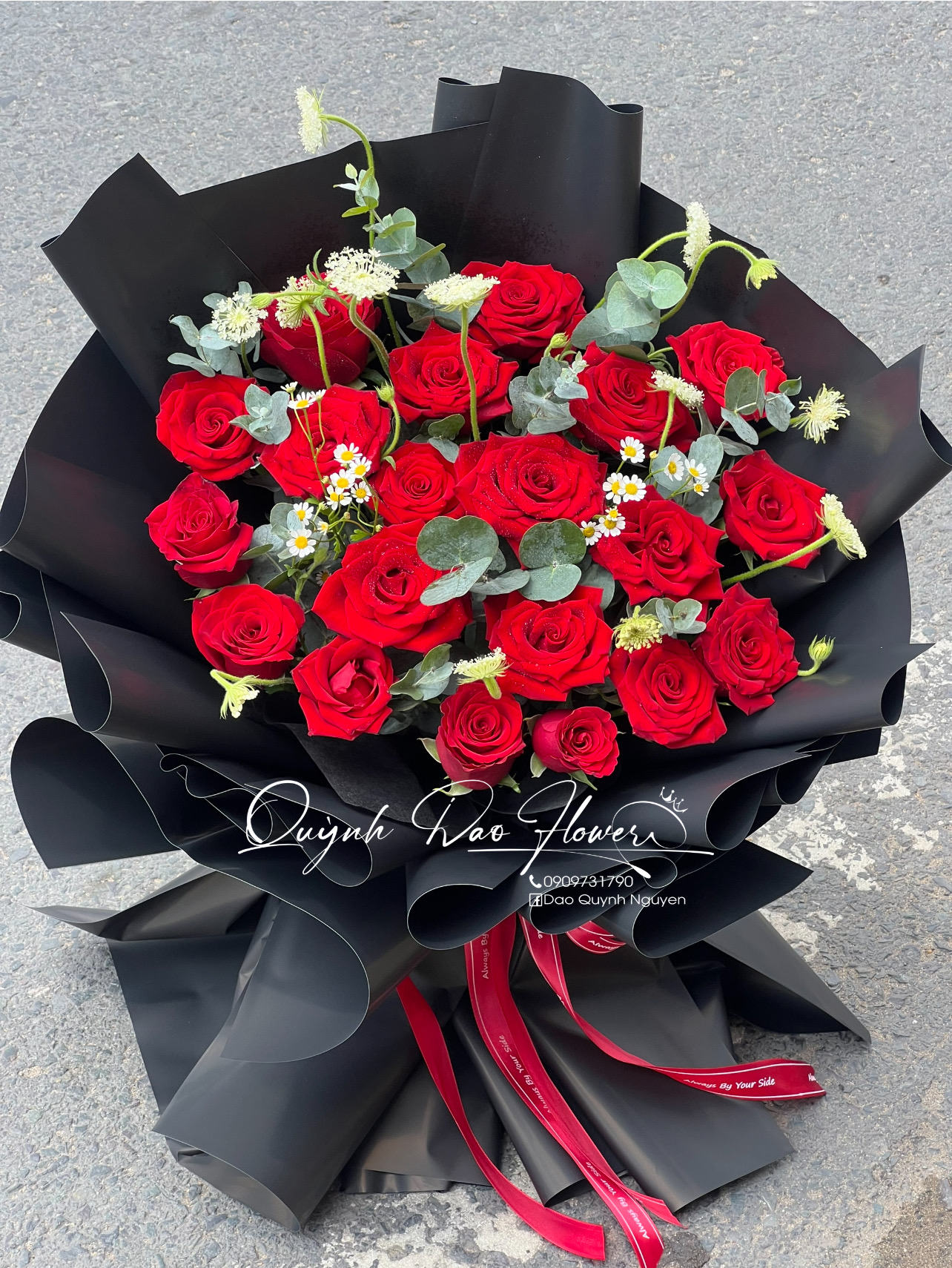 Bó hoa hồng đỏ mix Thúy châu 
