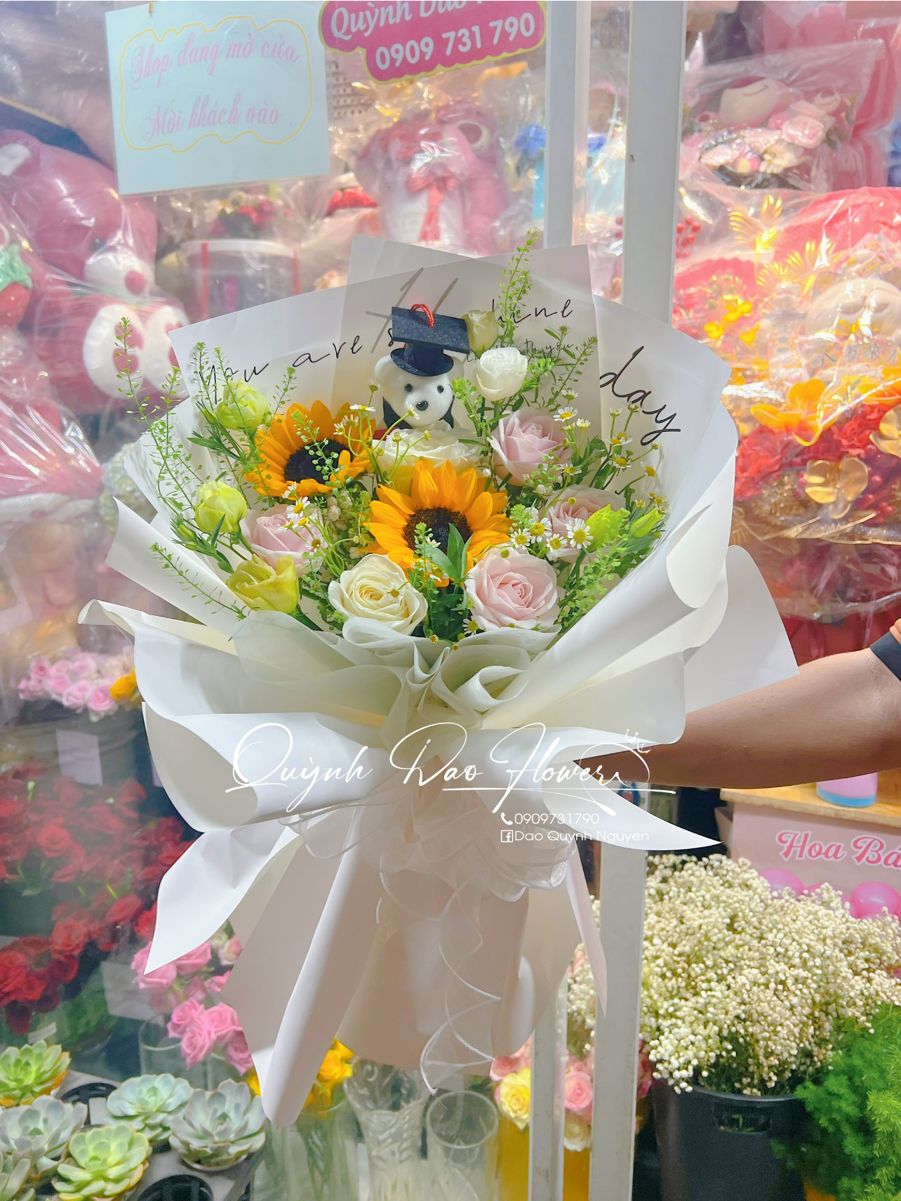 Bó hoa tốt nghiệp mix kèm gấu tốt nghiệp 