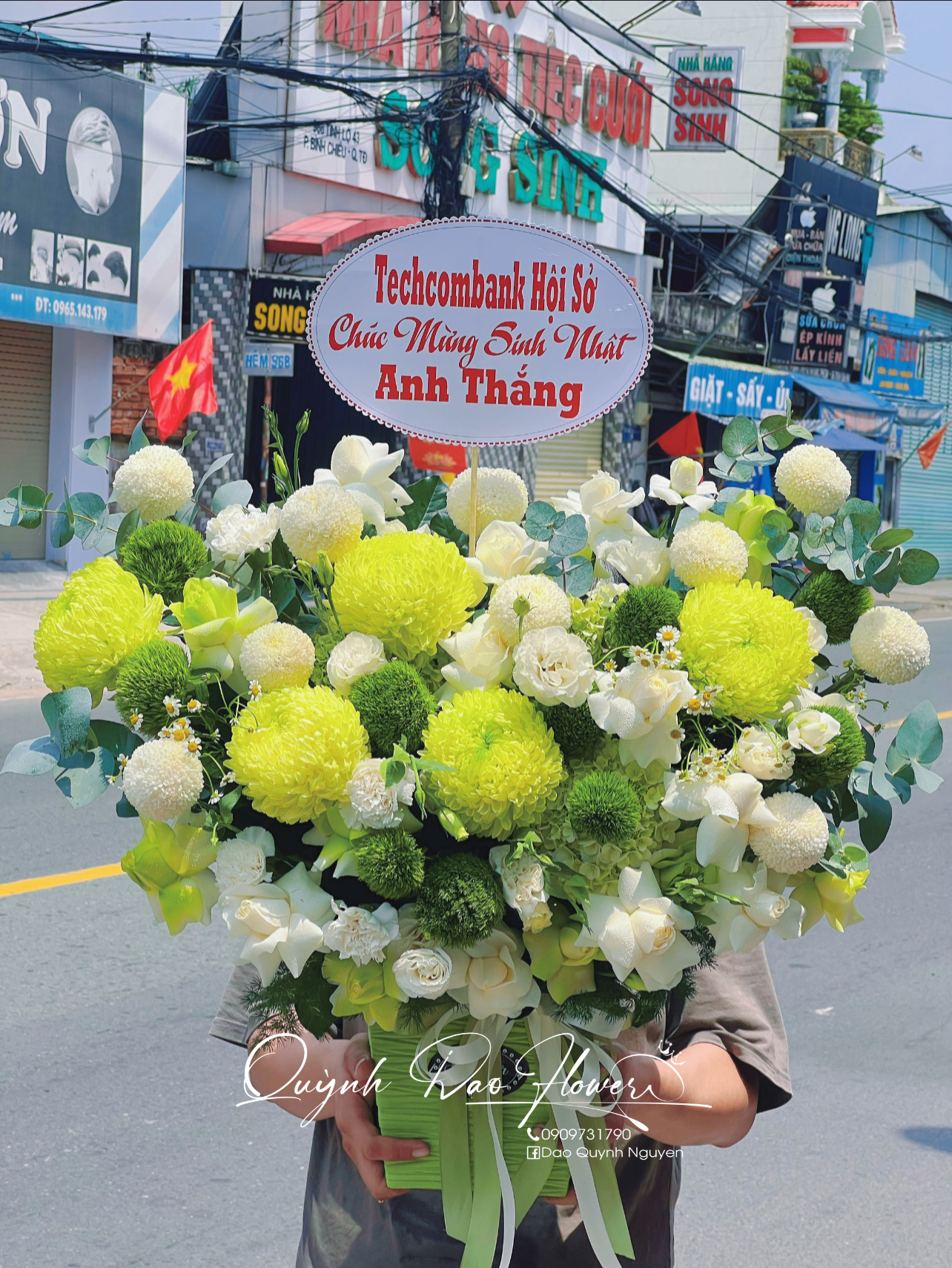 Giỏ hoa cúc mẫu đơn xanh lá