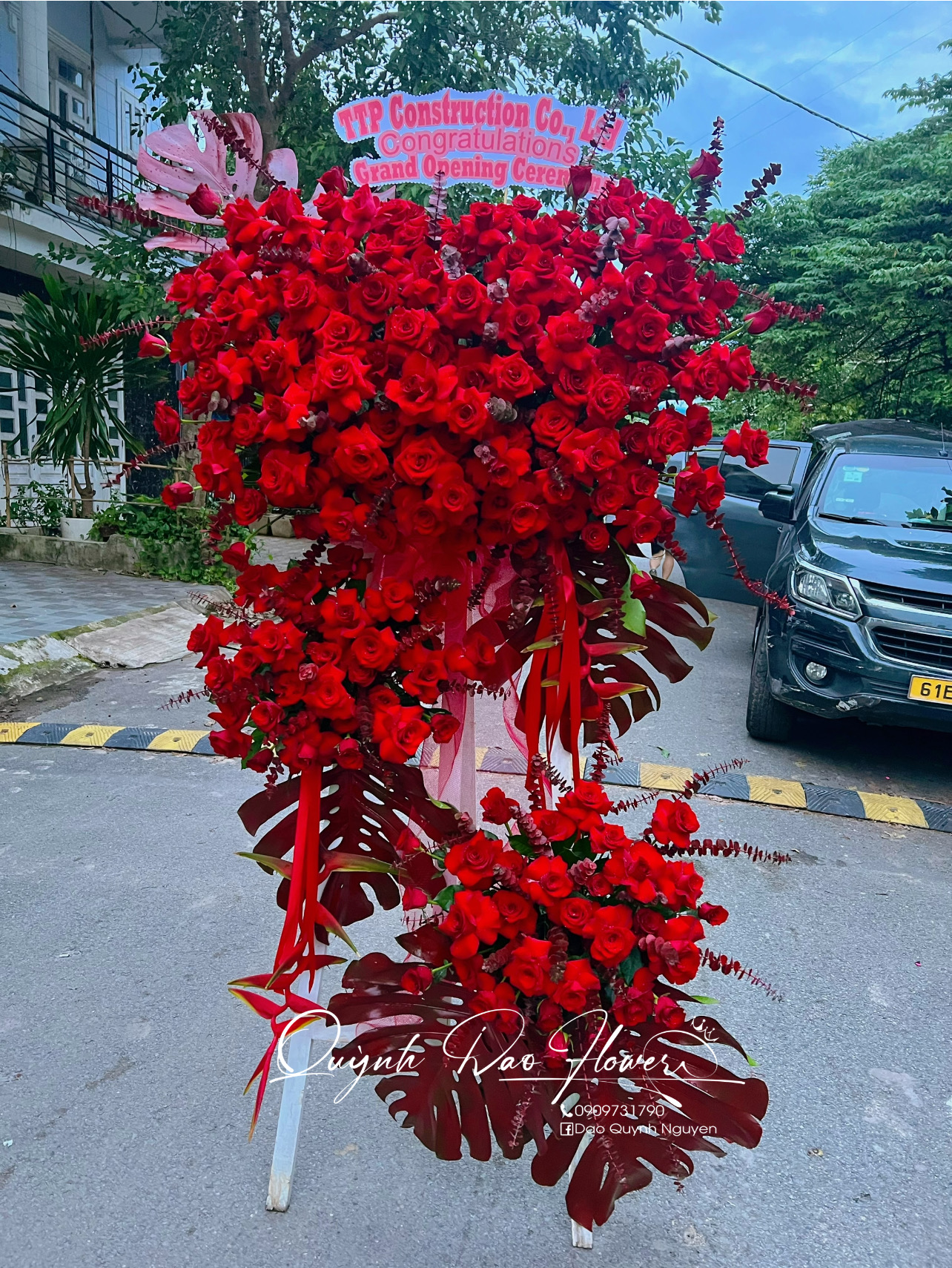 Kệ khai trương màu đỏ khổng lồ
