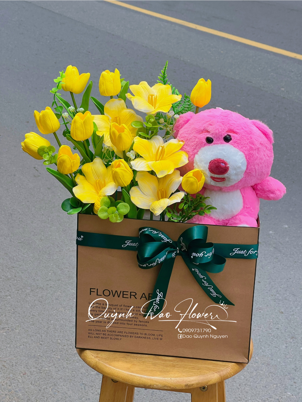 Hộp hoa tulip kèm gấu dâu