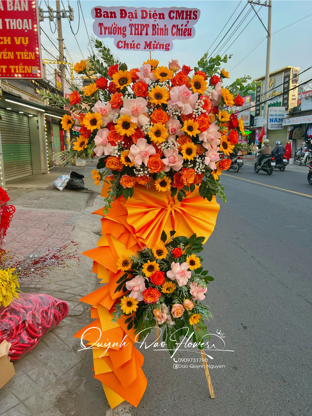 Kệ hoa chúc mừng màu cam