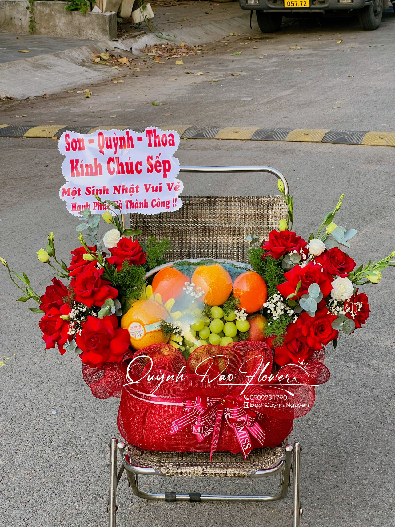 Giỏ trái cây màu đỏ tặng sếp 