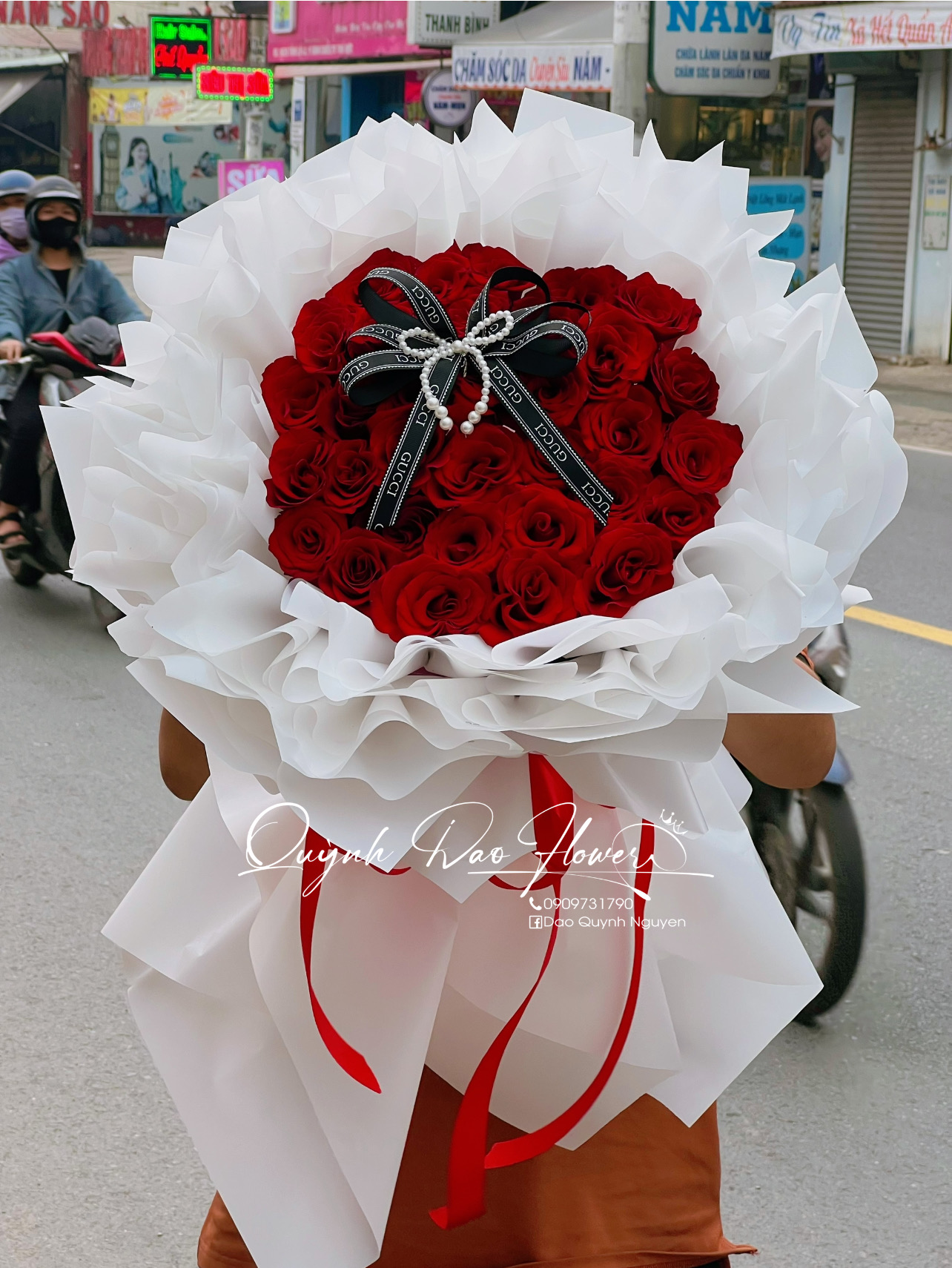 Bó hoa hồng đỏ công chúa giấy trắng 