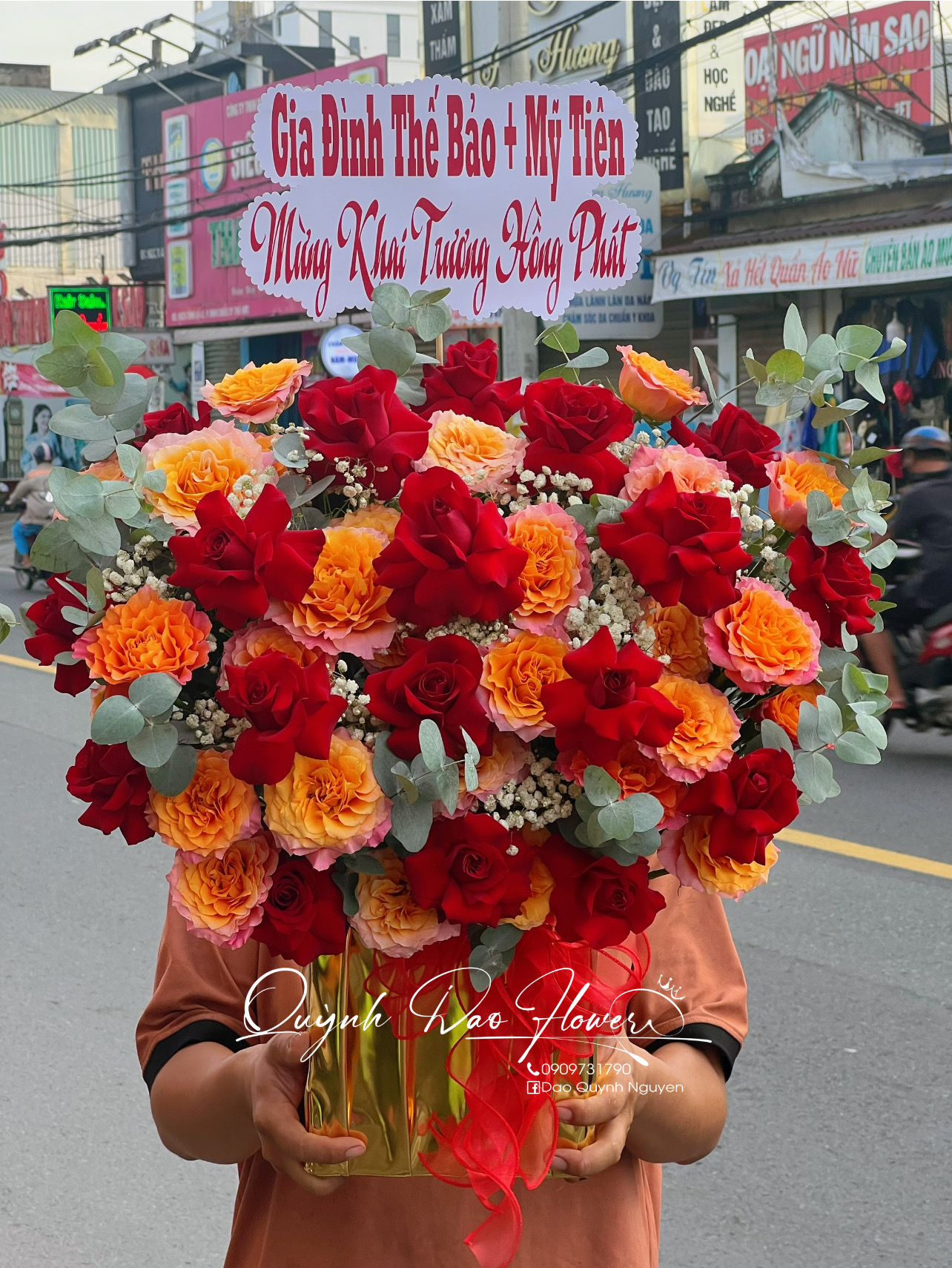 Lẵng hoa đỏ cam