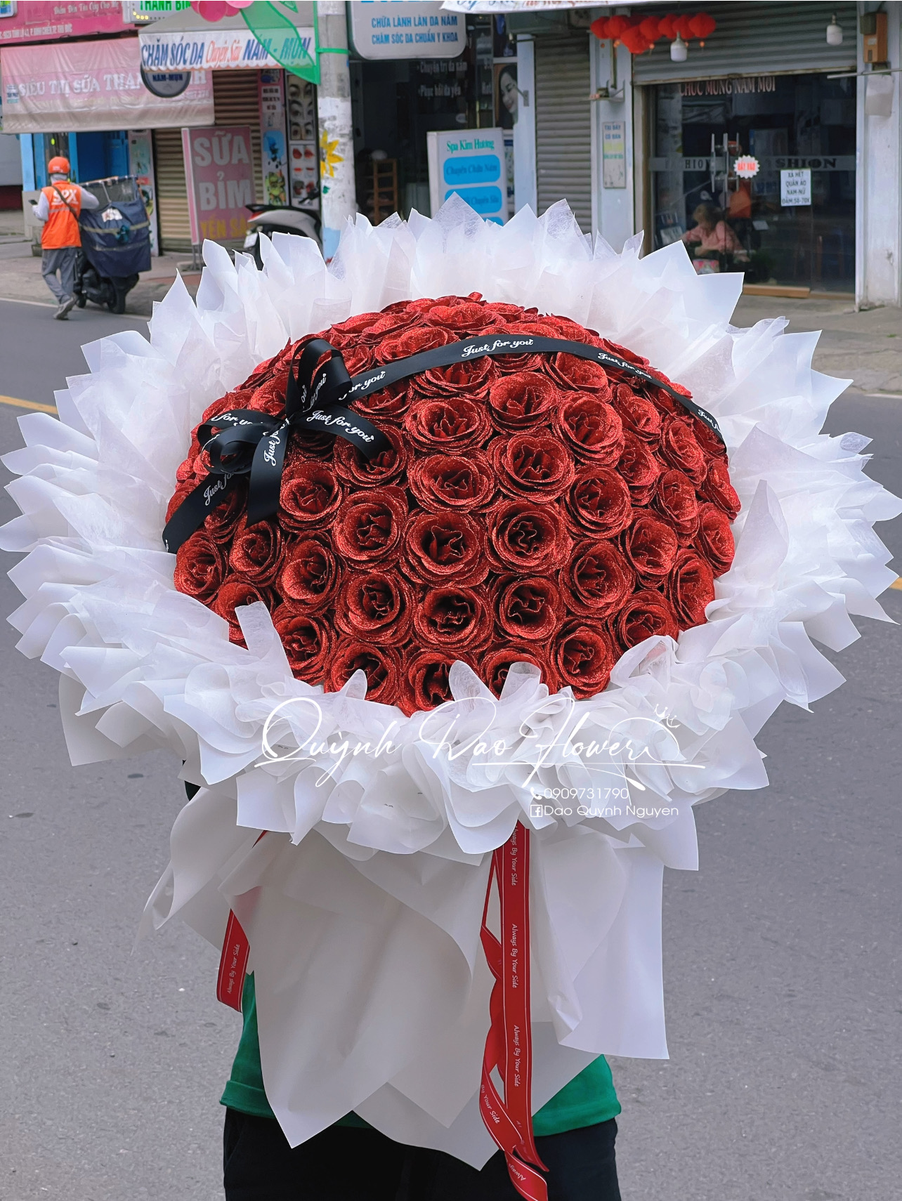Bó hoa sáp nhũ màu đỏ khổng lồ