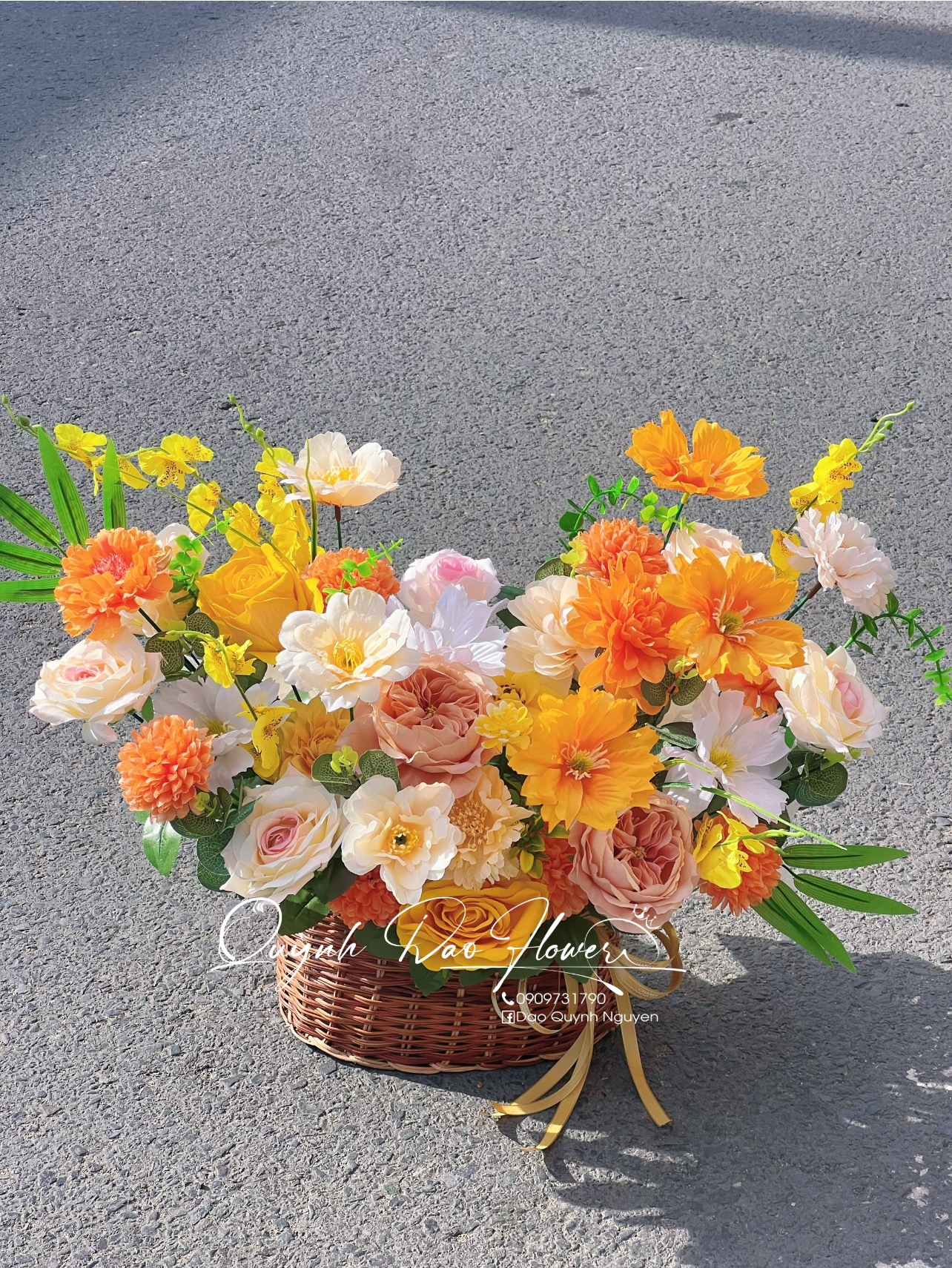 Giỏ hoa lụa màu vàng 