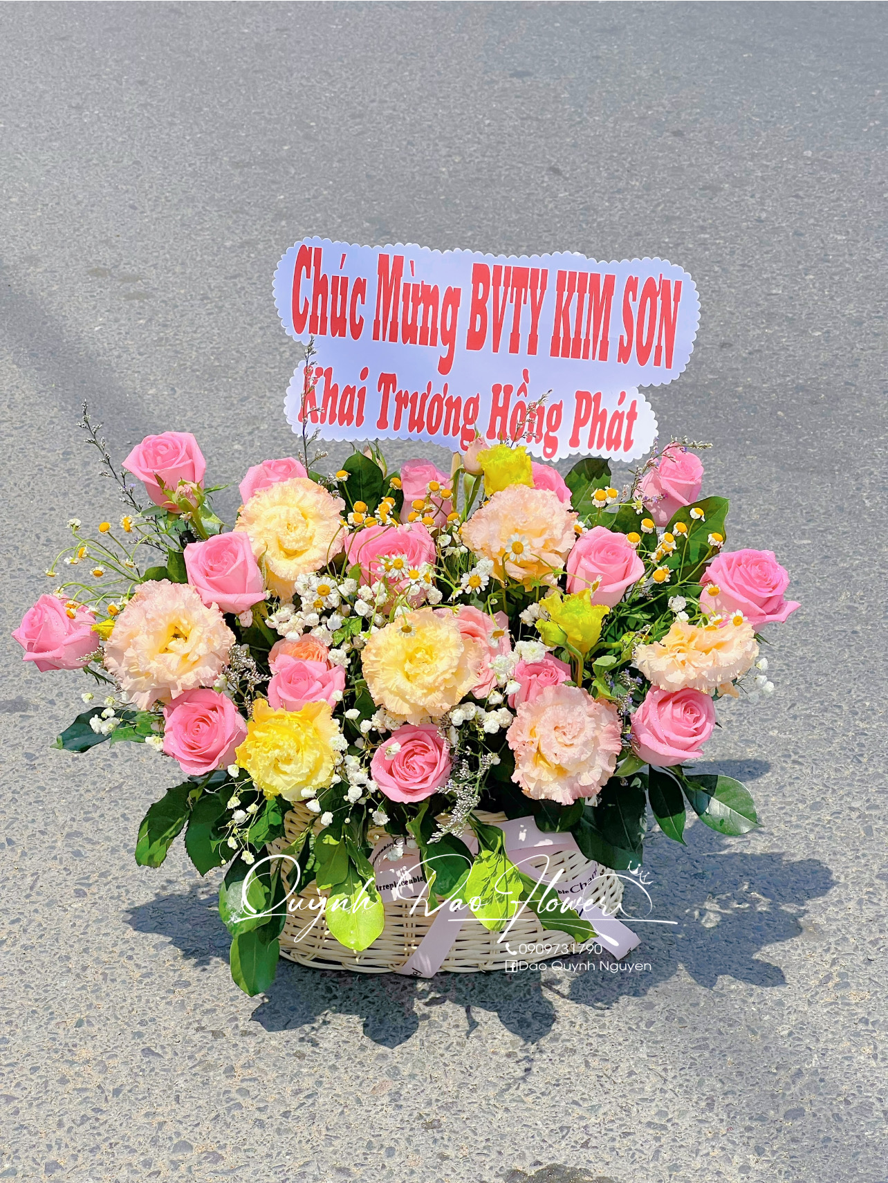 Giỏ hoa màu hồng nhẹ nhàng 