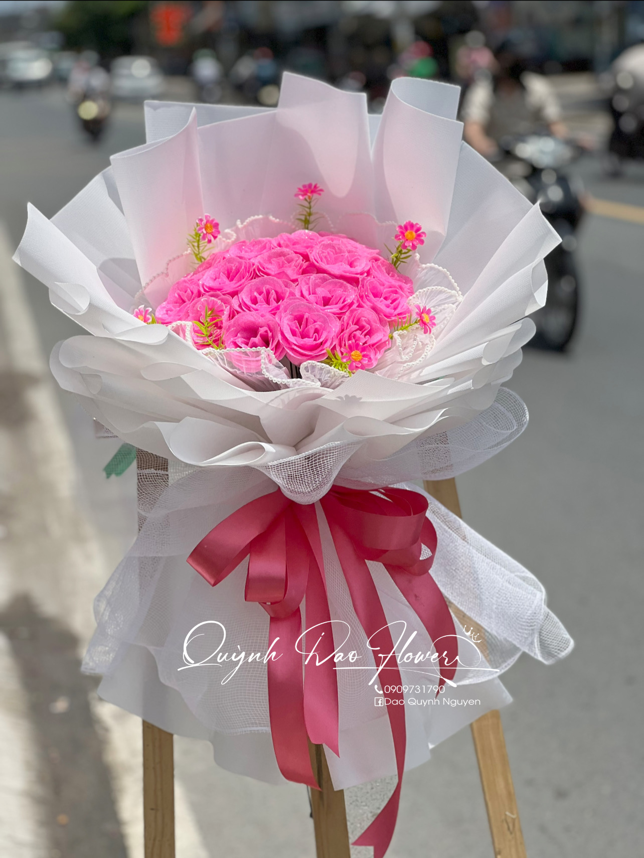 Bó hoa kim tuyến màu hồng tặng bạn thân 