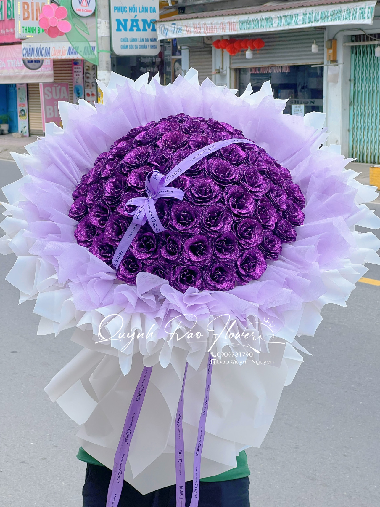 Bó hoa sáp nhũ màu tím khổng lồ
