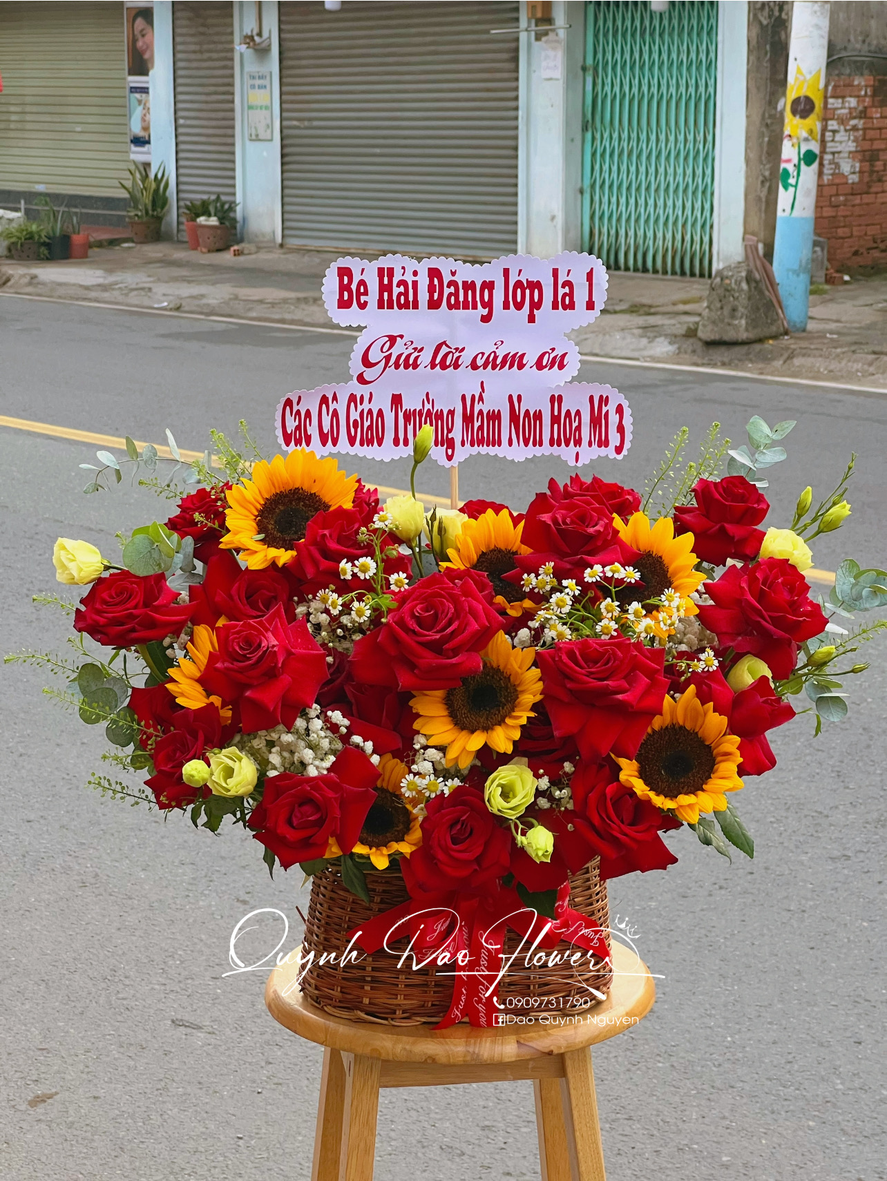 Giỏ hoa hồng đỏ mix hướng dương tặng khai trương 