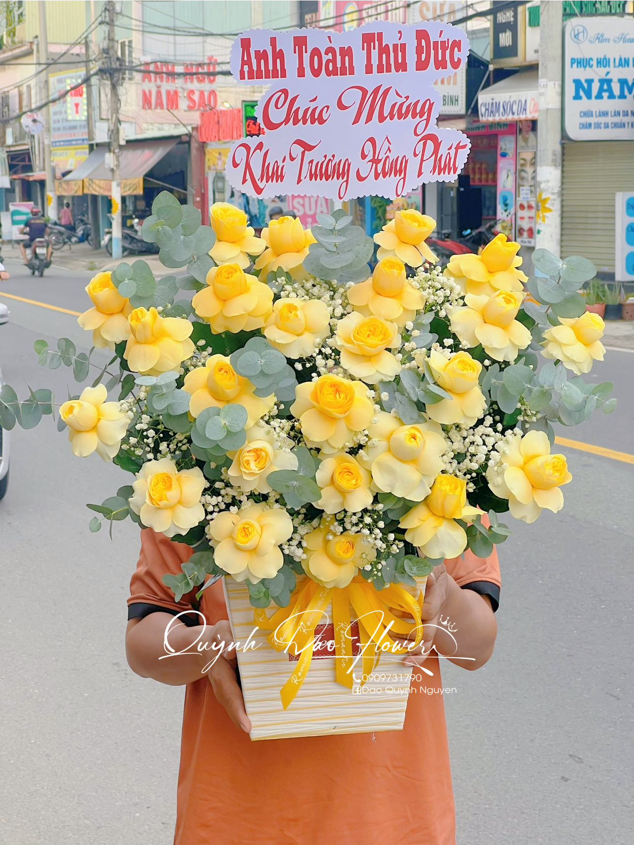Giỏ hoa chúc mừng khai trương màu vàng 