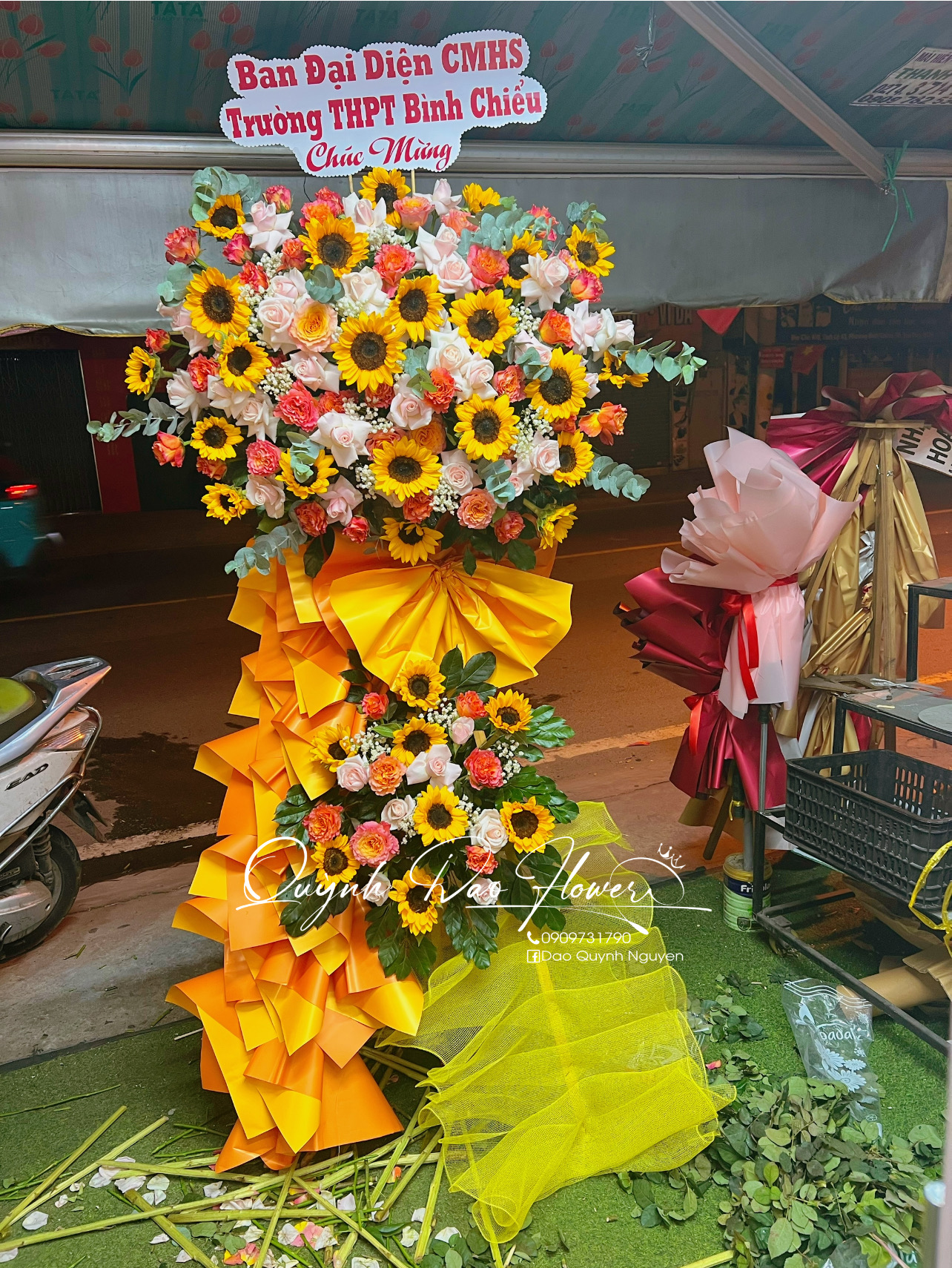 Kệ khai trương màu cam rực rỡ 