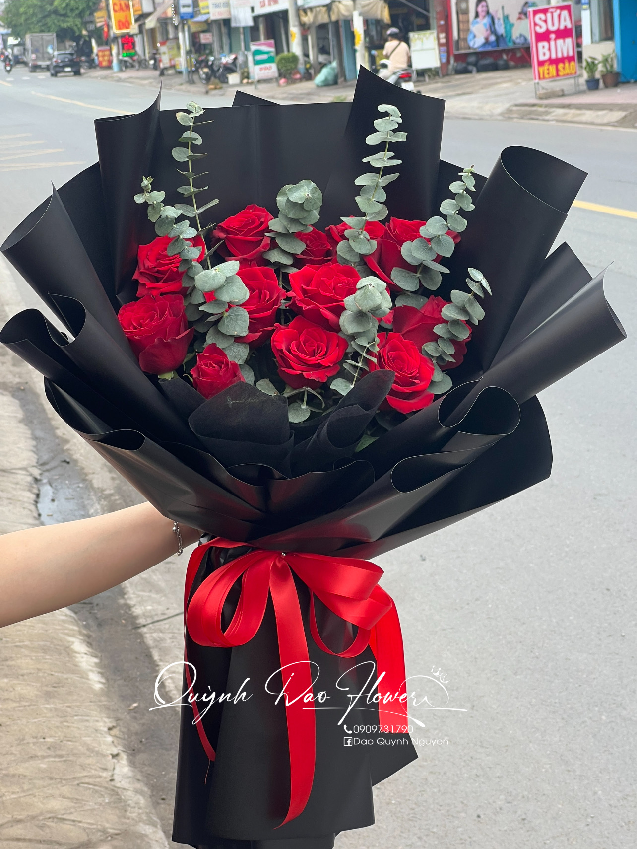 Bó hoa đen đỏ sang đẹp 