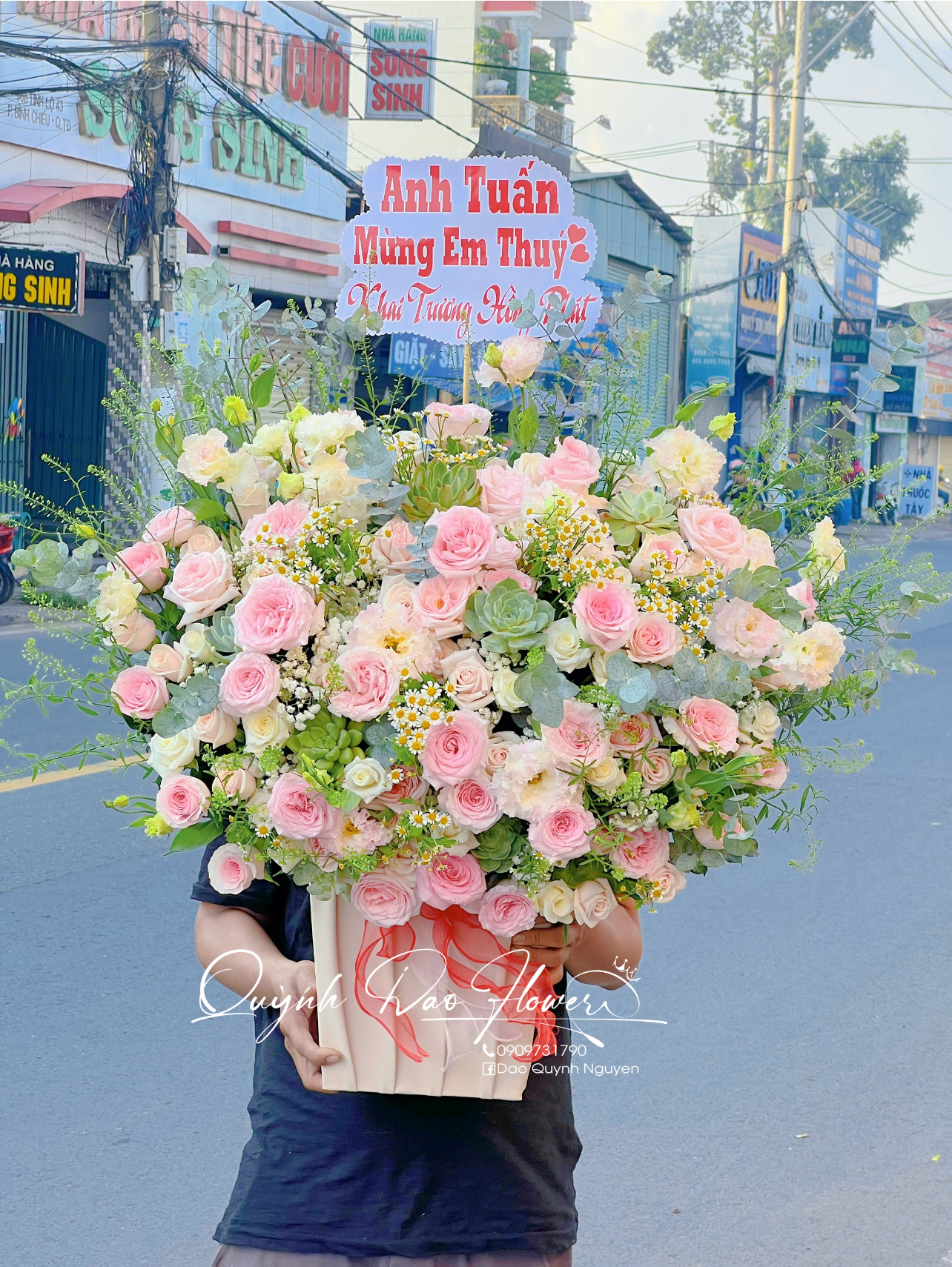 Giỏ hoa tặng khai Trương tone Hồng trắng 