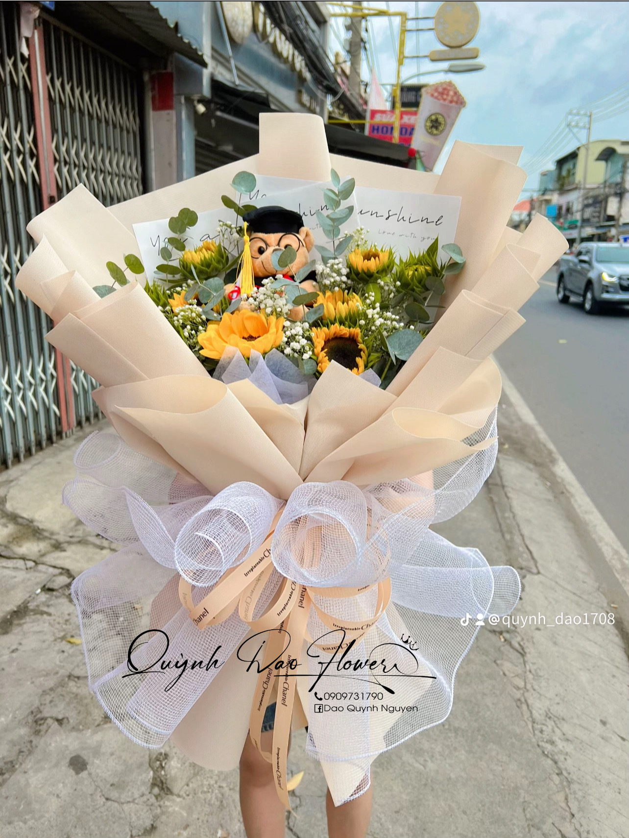 Bó hoa hướng dương kèm gấu tốt nghiệp 