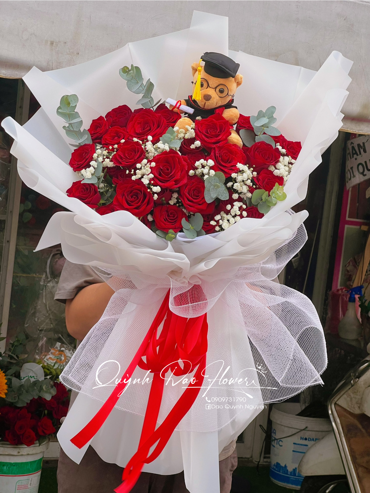Bó hoa Hồng đỏ kèm gấu tốt nghiệp 