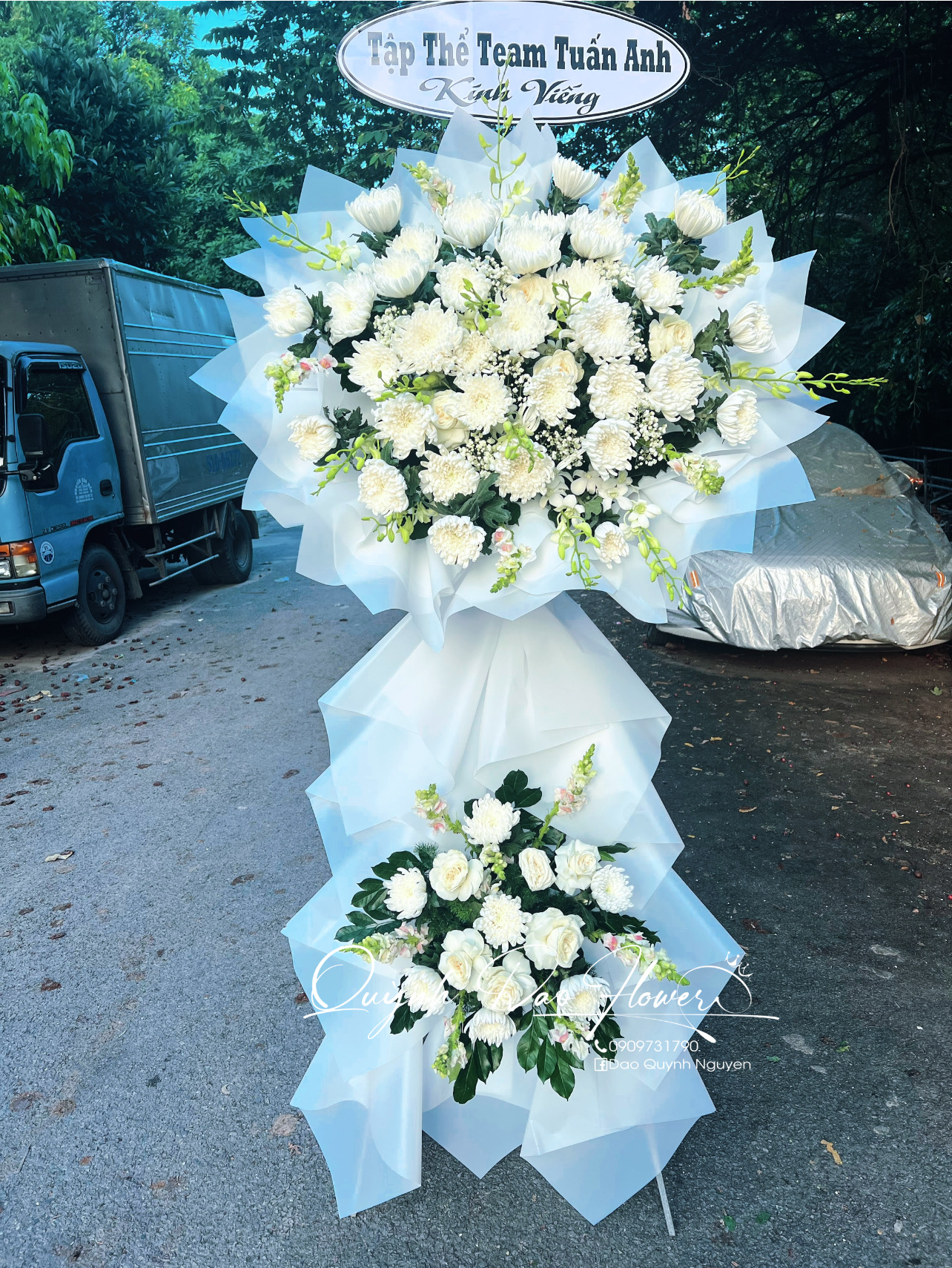 Kệ viếng gần bình Tân