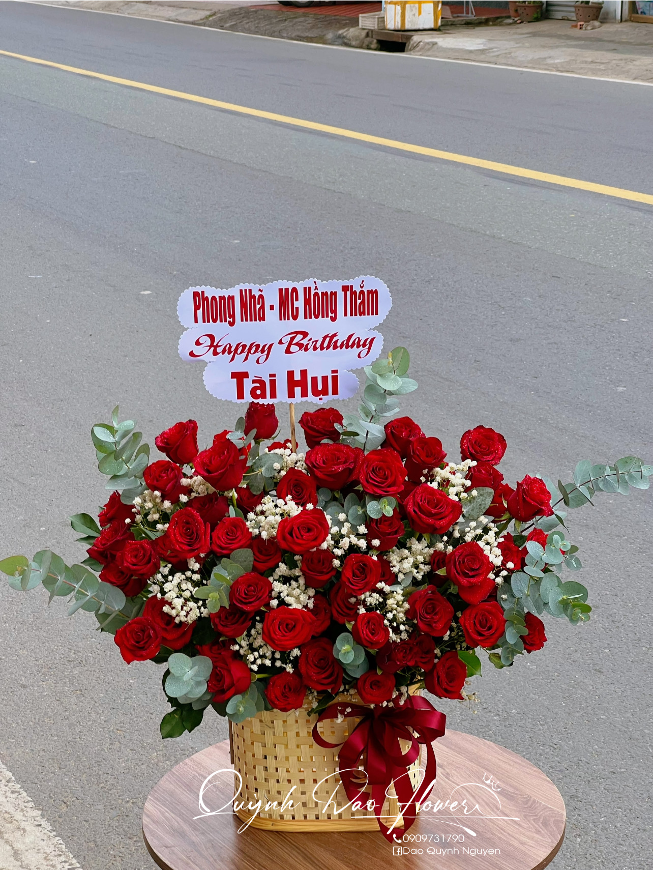 Giỏ hoa hồng đỏ tặng sếp nữ