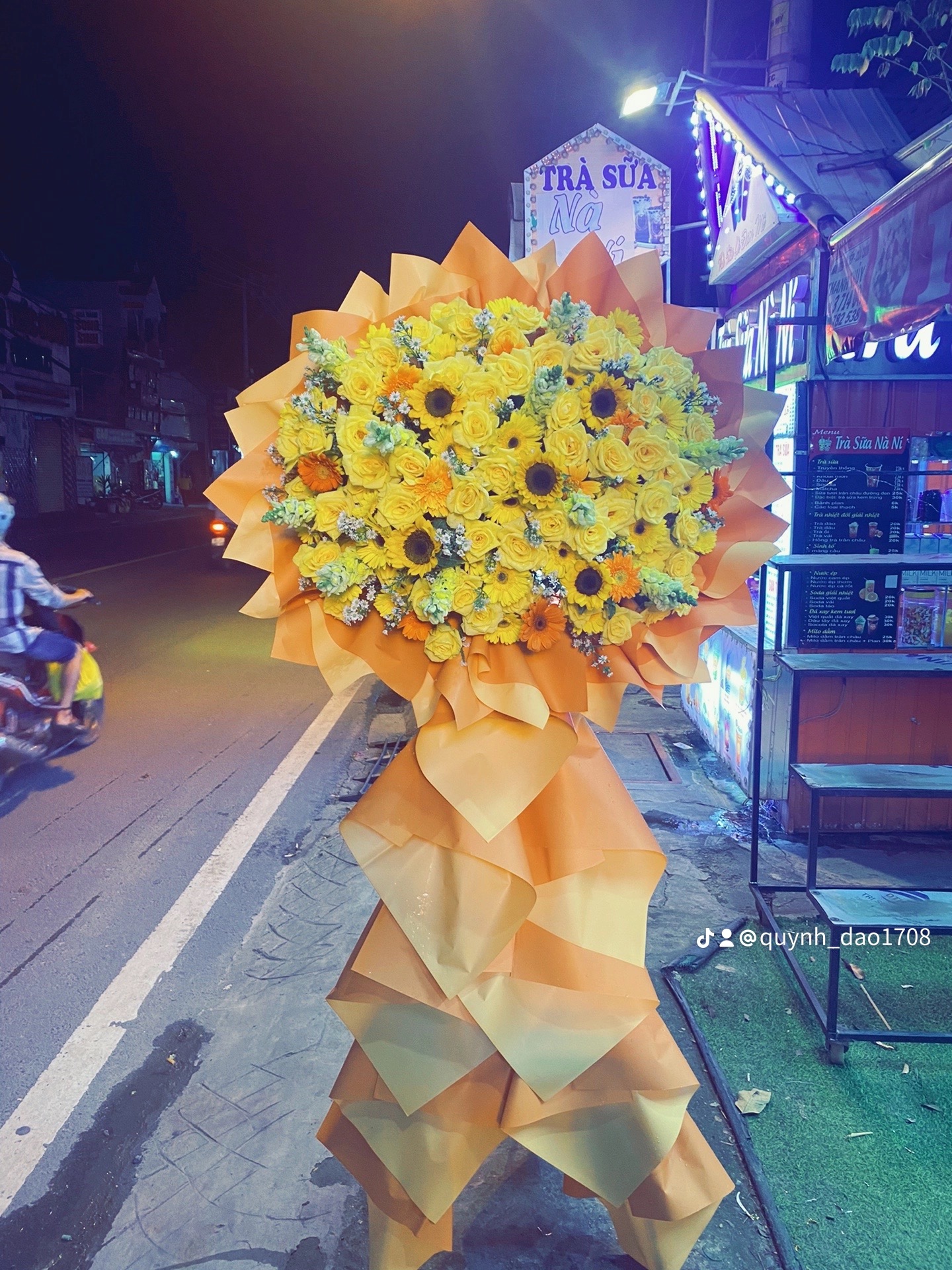 Kệ khai trương màu vàng 