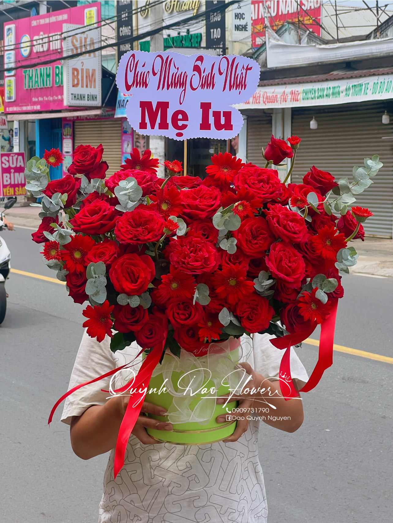 Giỏ hoa hồng đỏ tặng mẹ