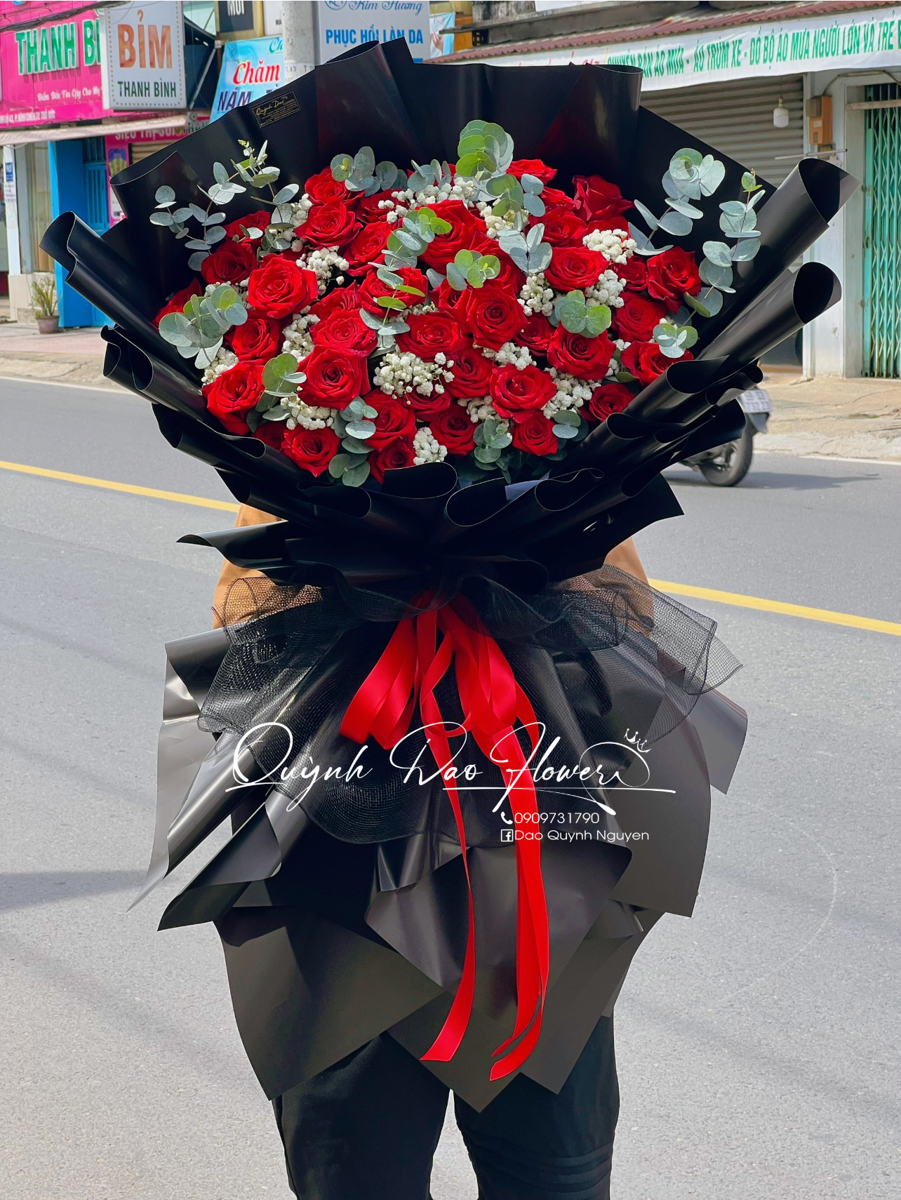Bo hoa hồng đỏ đen khổng lồ