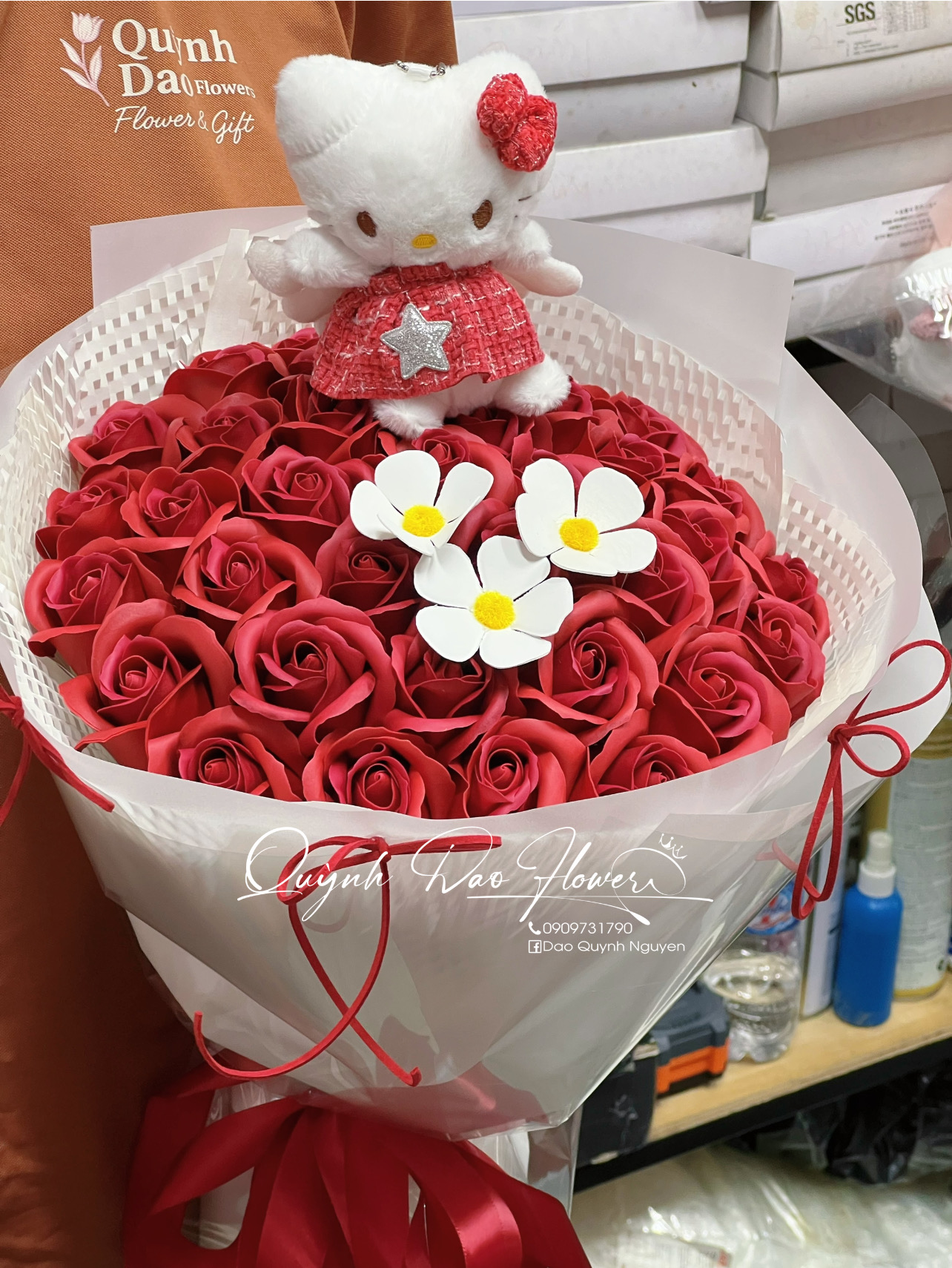 Bó hoa sáp đỏ đô hello kitty