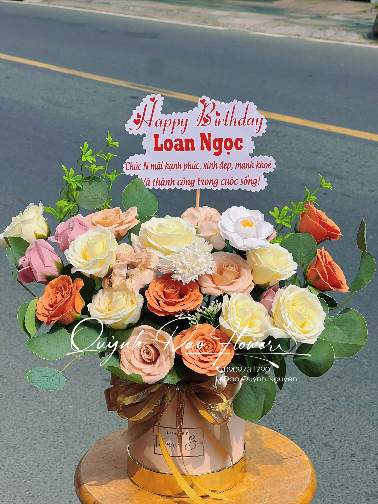 Giỏ hoa sáp nâu Tây 
