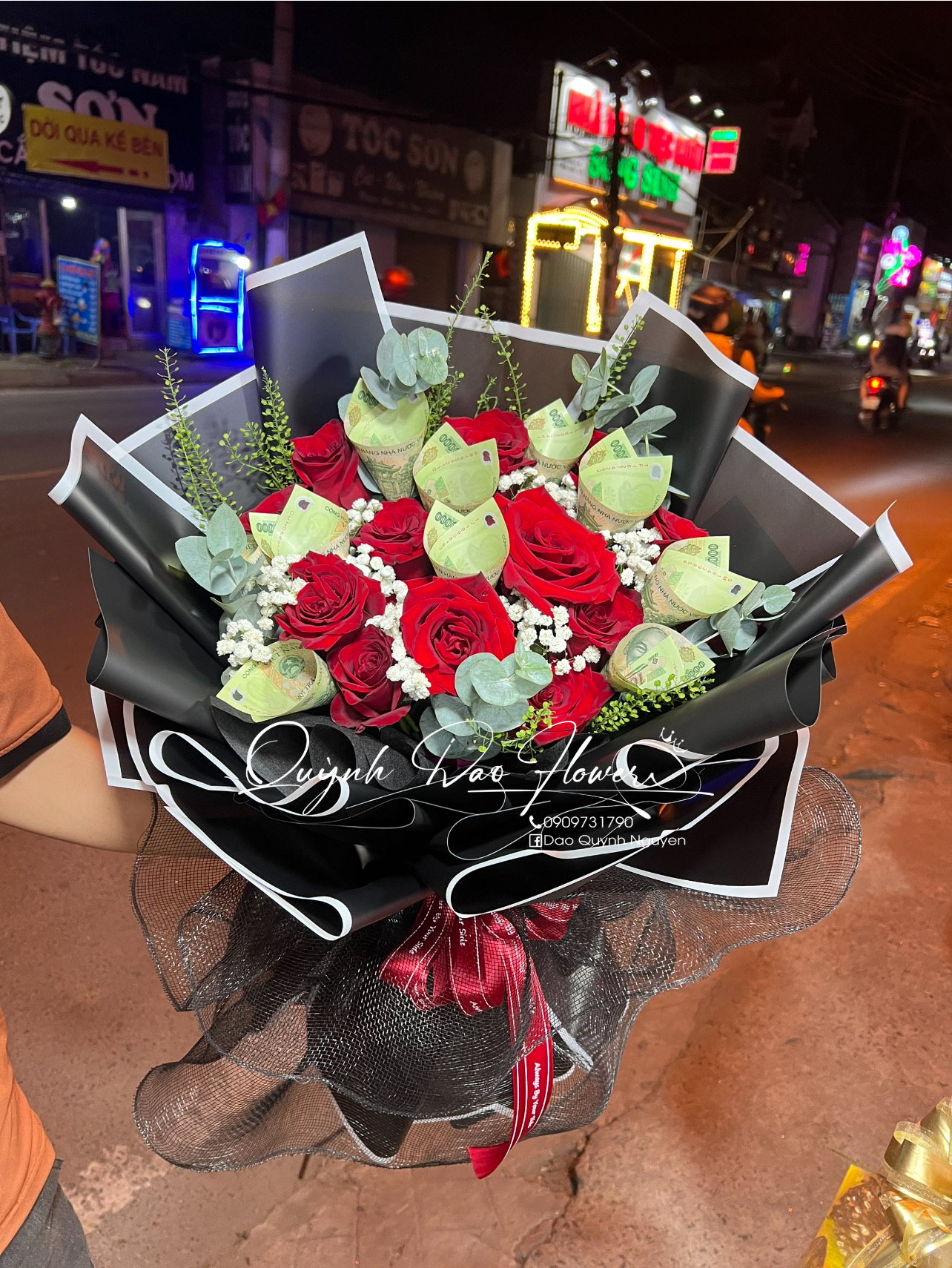 Bó hoa tiền tặng mẹ vợ