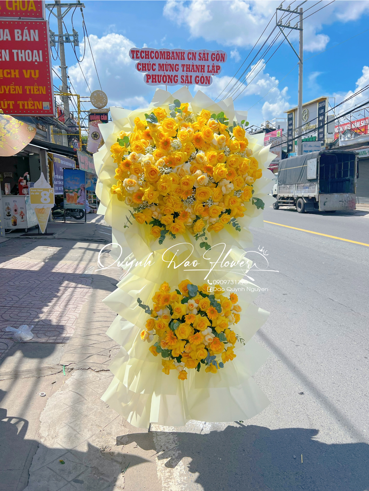 Kệ hoa chúc mừng màu vàng to khổng lồ 