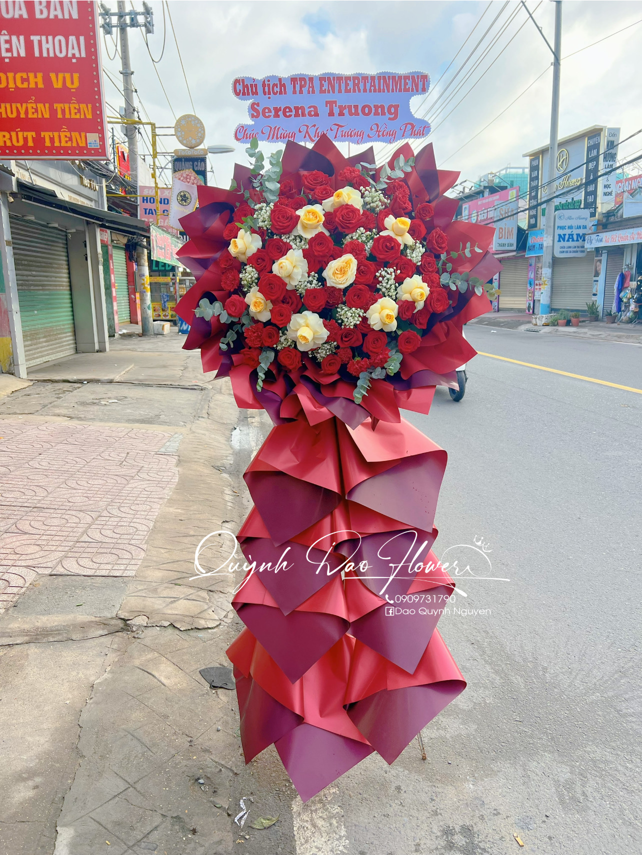 Kệ khai trương rực rỡ 